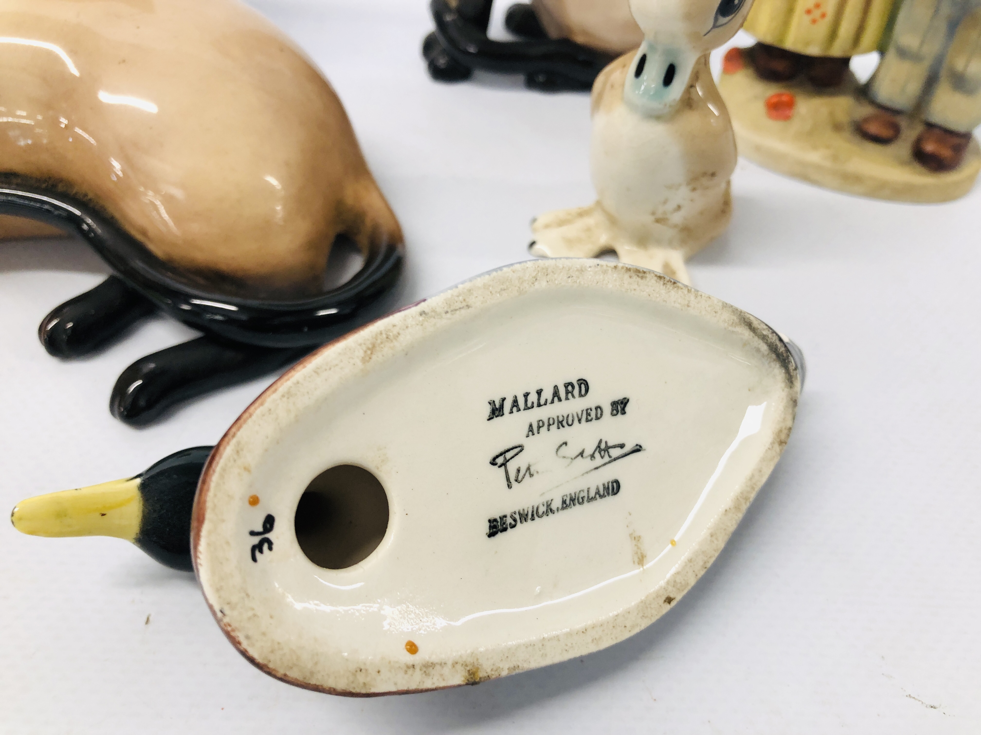 VARIOUS CABINET ORNAMENTS TO INCLUDE BESWICK MALLARD PAUL SCOTT, BESWICK BIRD AND CAT, - Image 3 of 10