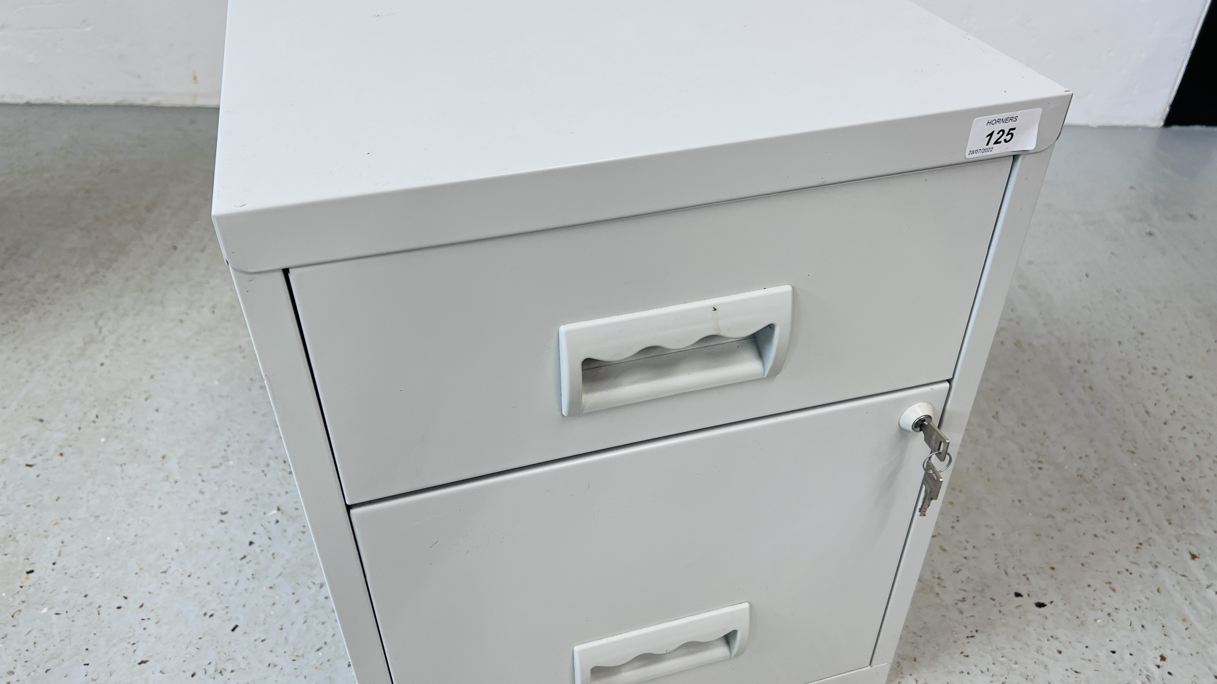 A MODERN METAL TWO DRAWER FILING CABINET W 40CM, D 40CM, H 51CM. - Image 2 of 4