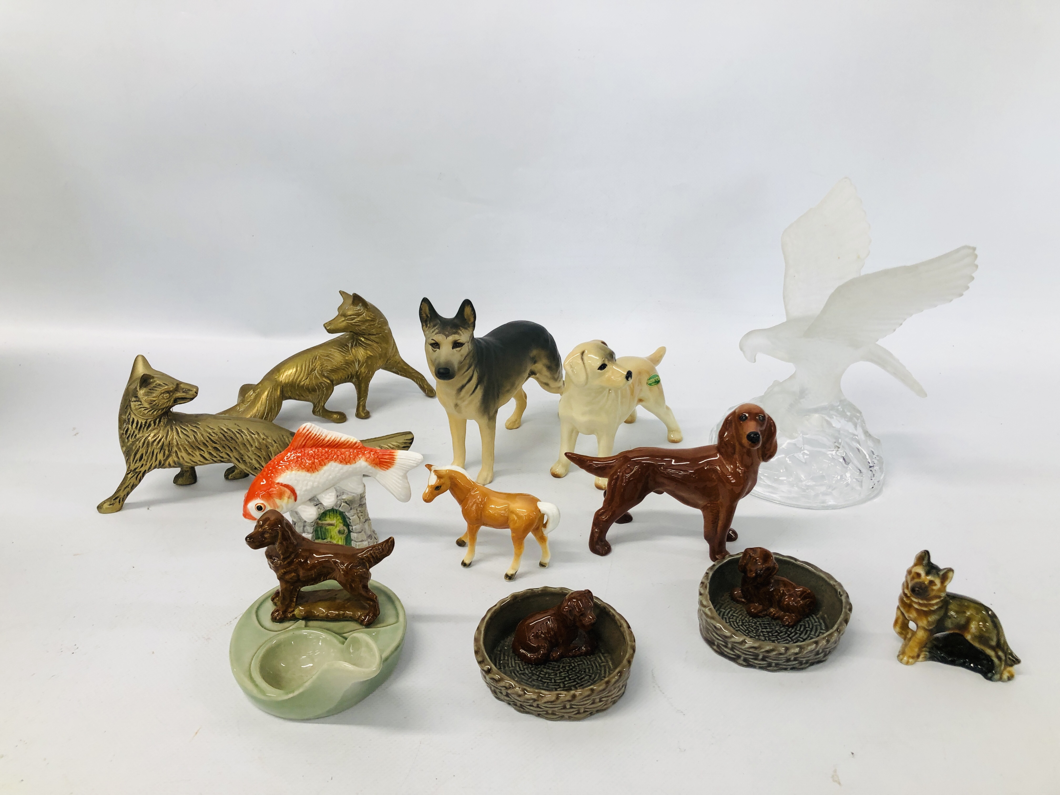 A COLLECTION OF CABINET ORNAMENTS TO INCLUDE BESWICK GOLDEN LABRADOR DOG, BESWICK ALSATIAN,