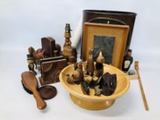 BOX OF ASSORTED TREEN EFFECTS TO INCLUDE A PAIR OF HARDWOOD BOOKENDS,