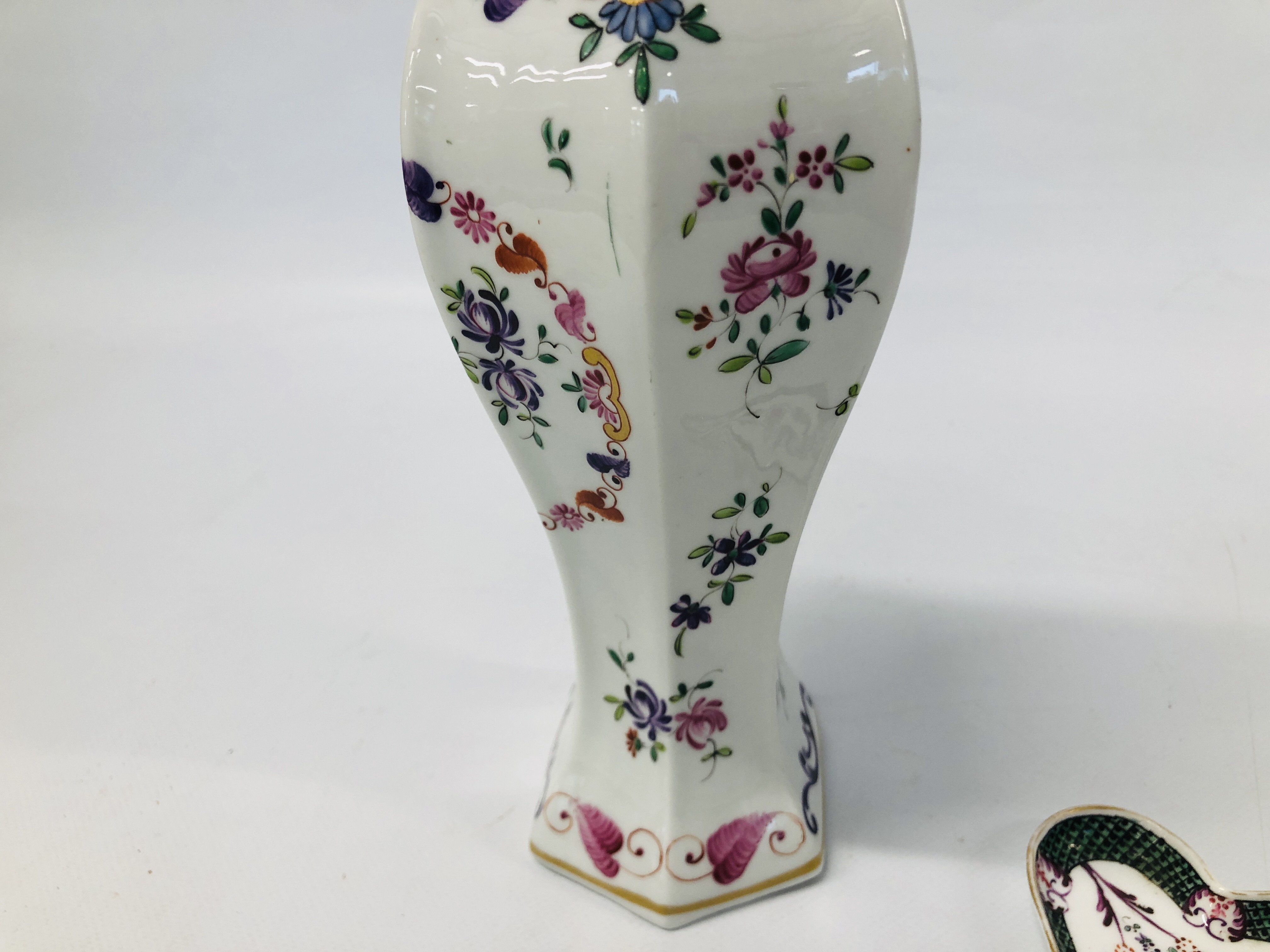 A MODERN CJINESE VASE OF HEXAGONAL BALUSTER FORM IN C18TH STYLE HEIGHT 26.5CM. - Image 7 of 11