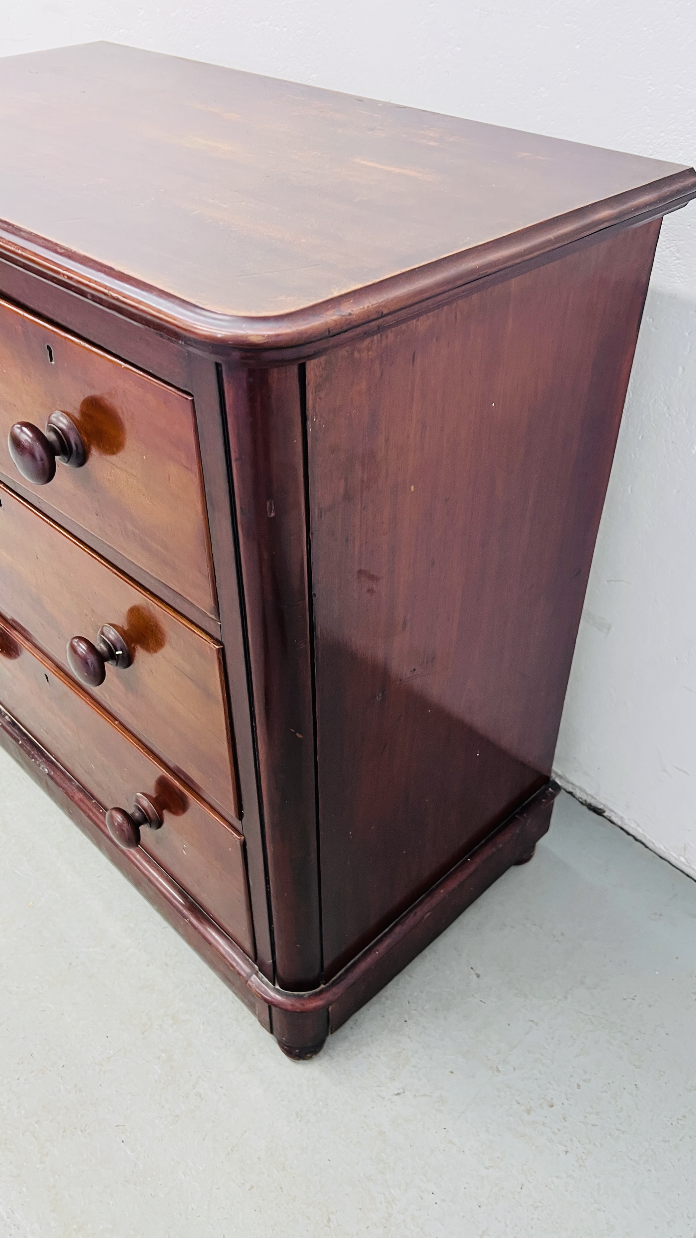 A SMALL VICTORIAN MAHOGANY TWO OVER TWO CHEST OF DRAWERS WITH TURNED WOODEN KNOBS W 89CM, D 49CM, - Image 7 of 10