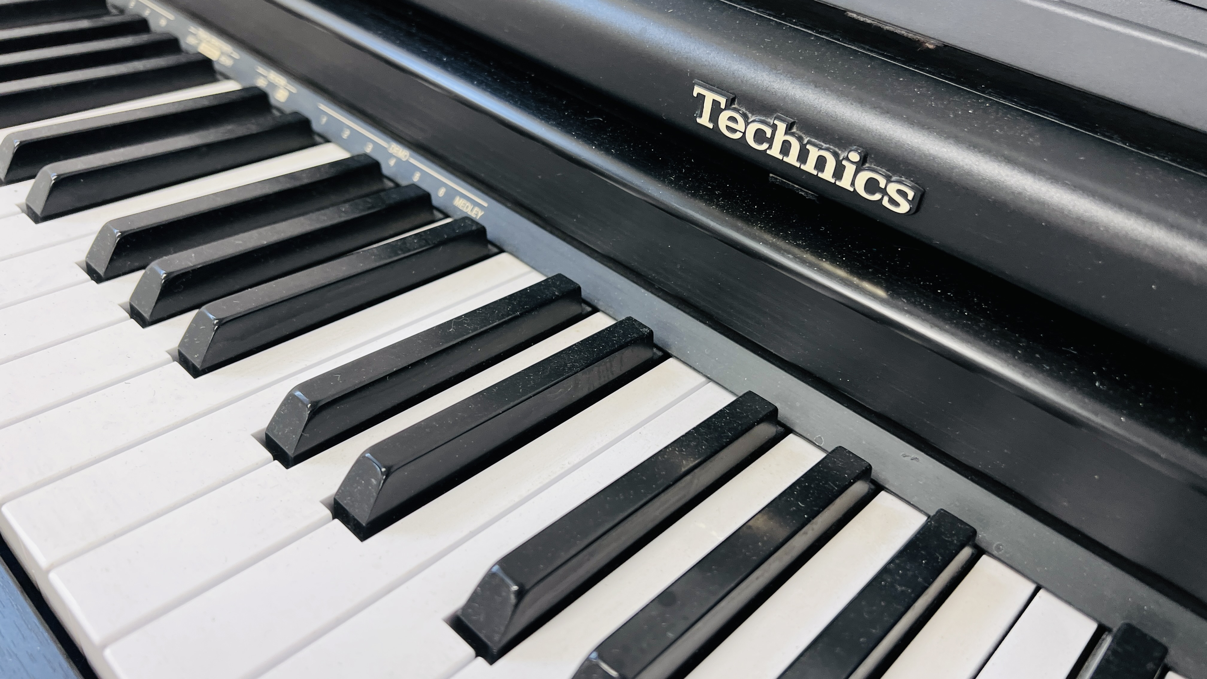 A TECHNICS SX-PC25 DIGITAL PIANO - SOLD AS SEEN - Image 4 of 8