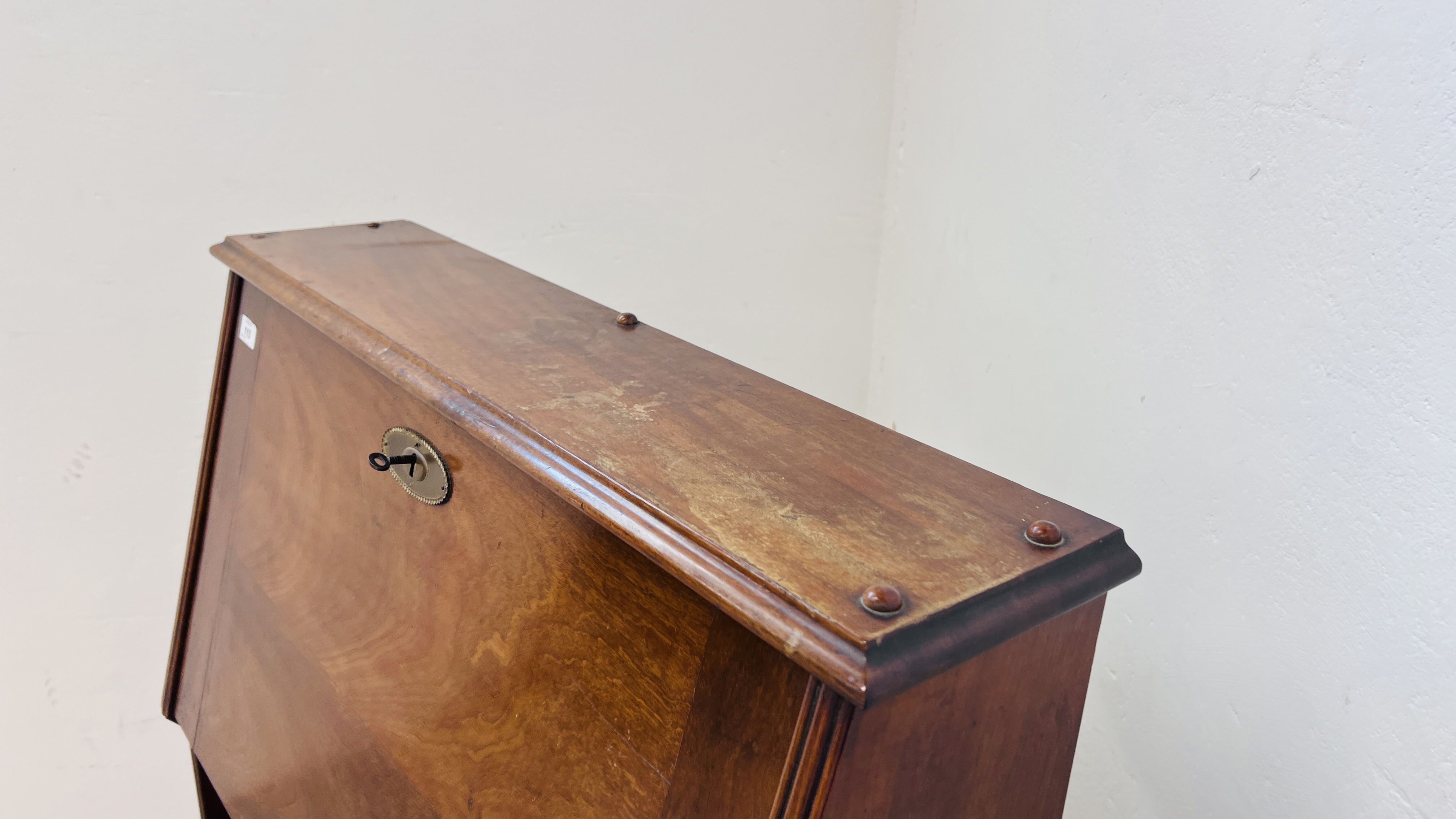 AN ANTIQUE MAHOGANY FALLING FRONT BUREAU WITH FITTED INTERIOR AND BOOKCASE BELOW W 84CM, D 32CM, - Image 3 of 10