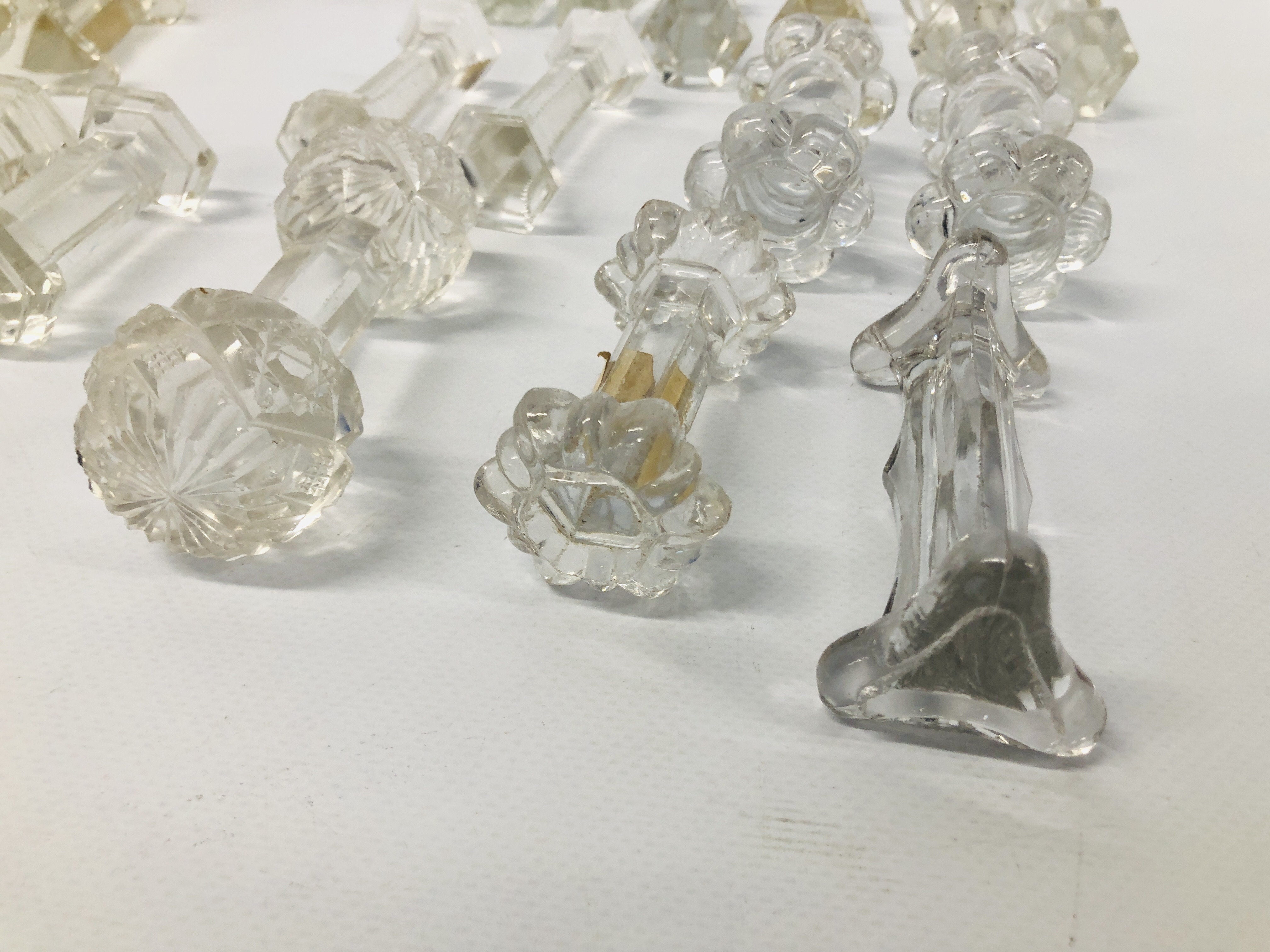 COLLECTION OF VINTAGE GLASS KNIFE RESTS TO INCLUDE CRYSTAL CUT GLASS, ETC. - Image 2 of 7