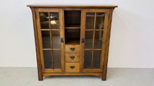 A GOOD QUALITY COMBINATION OAK DISPLAY CABINET WITH CENTRAL DRAWERS AND SHELVES WIDTH 130CM.