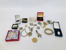 A BOX OF MIXED SILVER AND COSTUME JEWELLERY TO INCLUDE BRACELETS, BROOCHES, EARRINGS ETC.