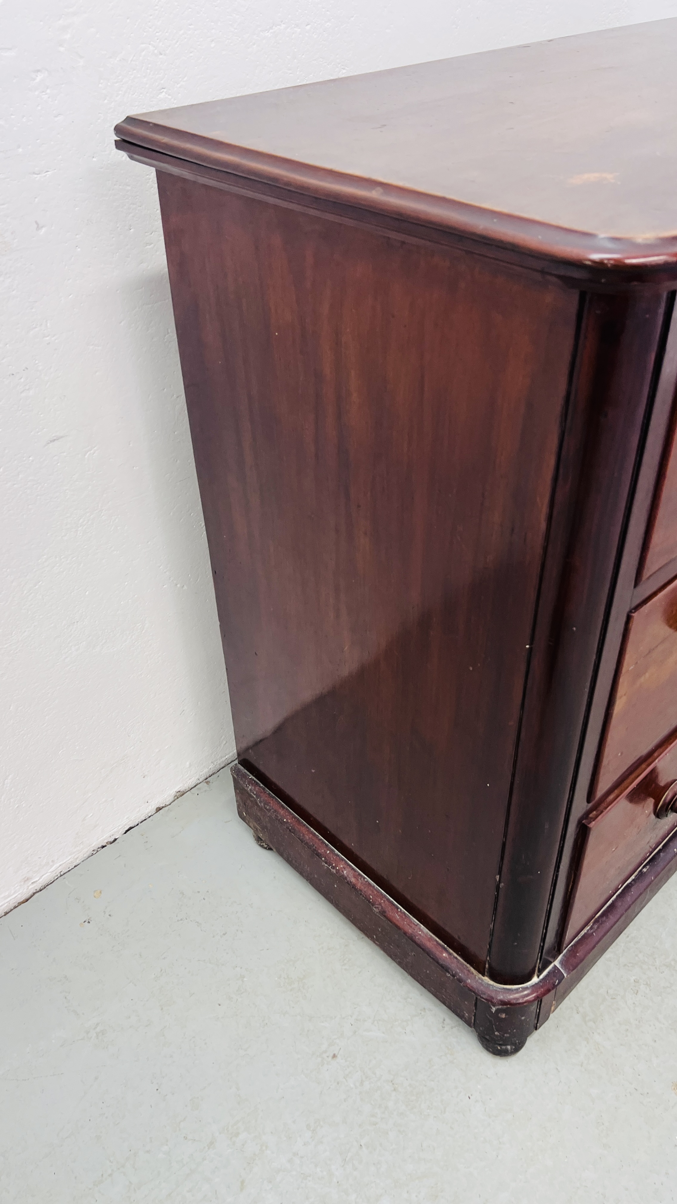 A SMALL VICTORIAN MAHOGANY TWO OVER TWO CHEST OF DRAWERS WITH TURNED WOODEN KNOBS W 89CM, D 49CM, - Image 3 of 10