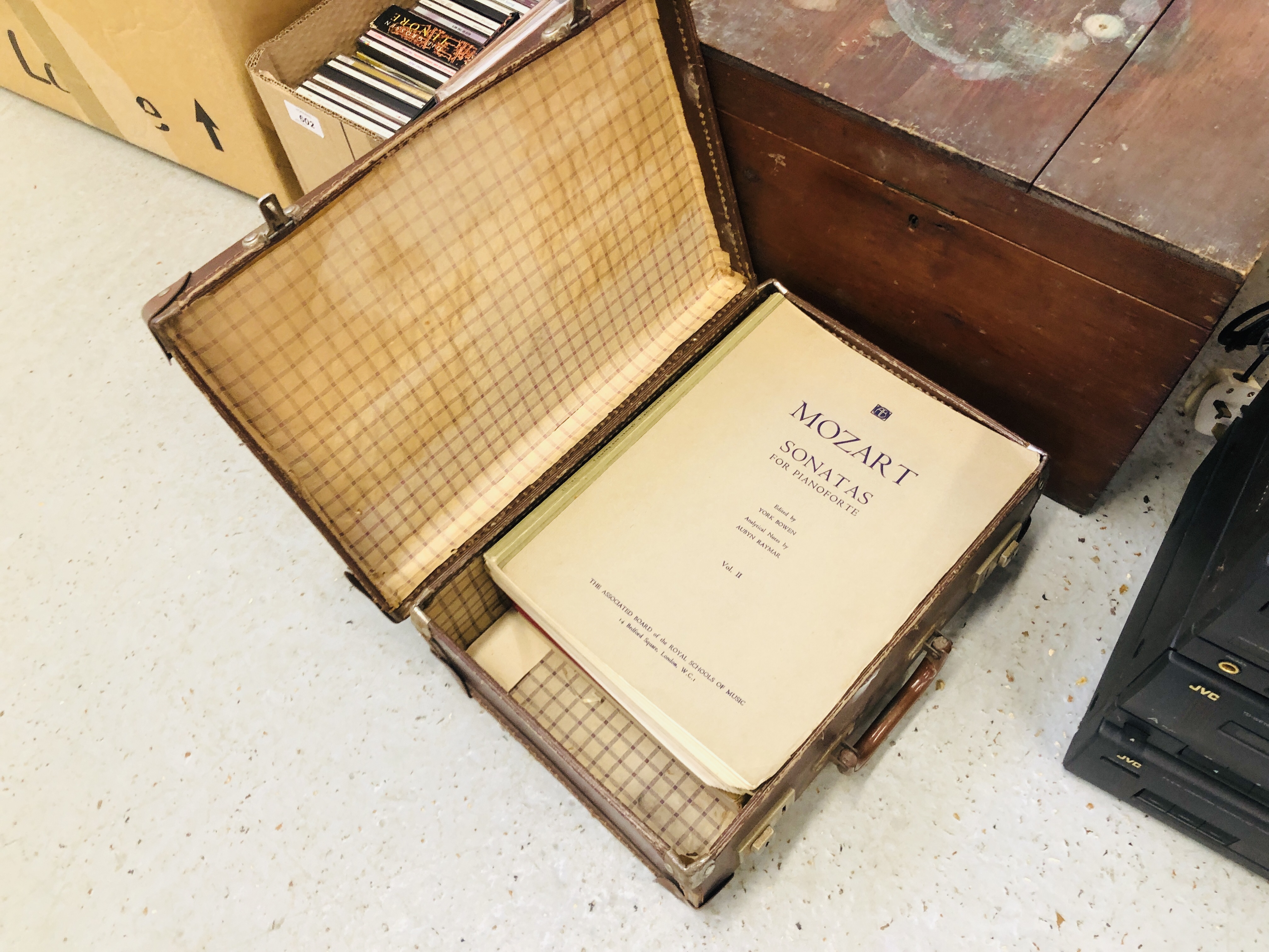 14 BOXES OF MIXED HOUSEHOLD SUNDRIES TO INCLUDE SHARP BOOM BOX AUDIO EQUIPMENT, RECORDS, - Image 9 of 22