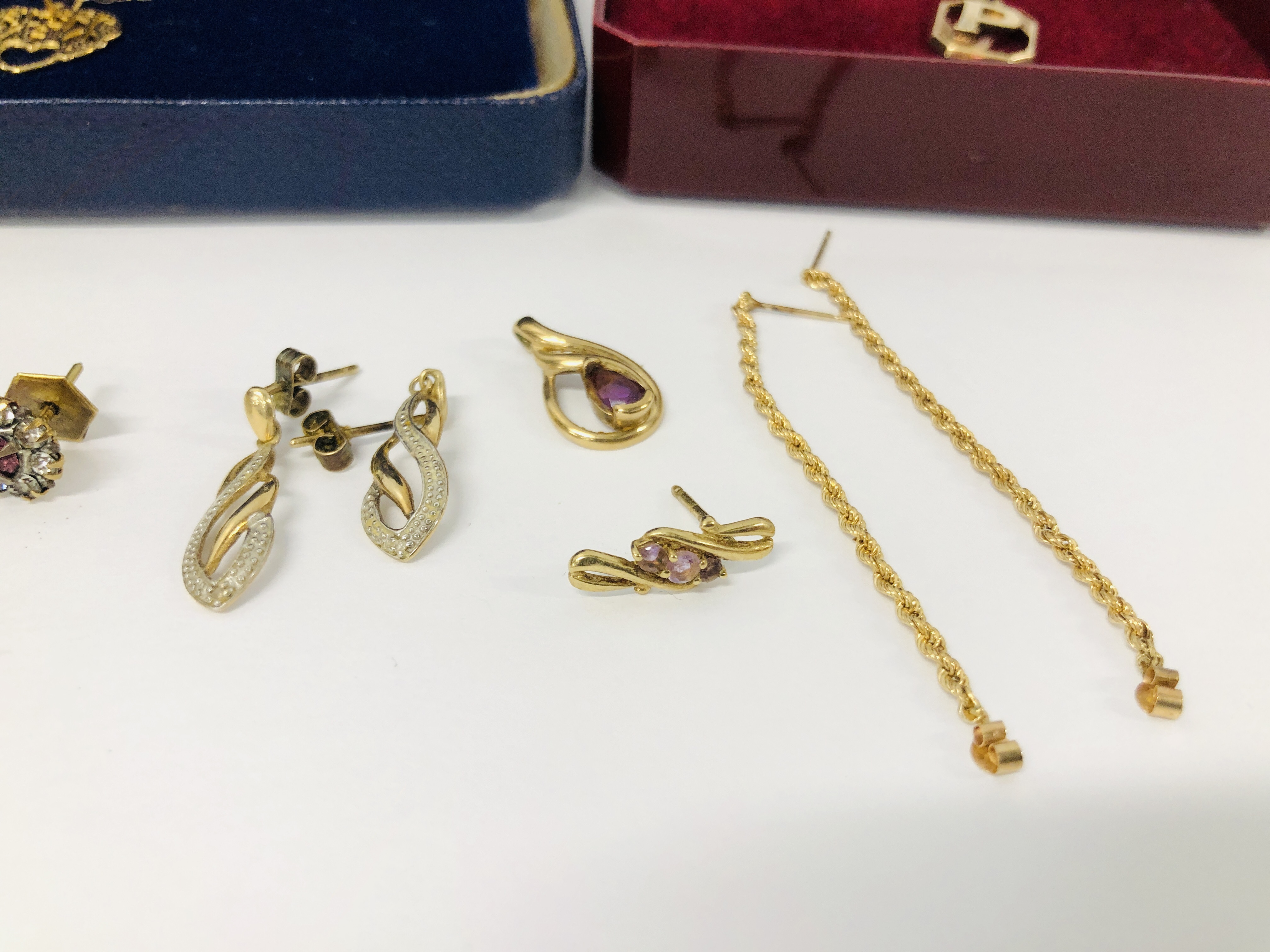 A MIXED SELECTION OF 9CT GOLD JEWELLERY TO INCLUDE PENDANT P NECKLACE, EARRINGS, RING ETC. - Image 5 of 9