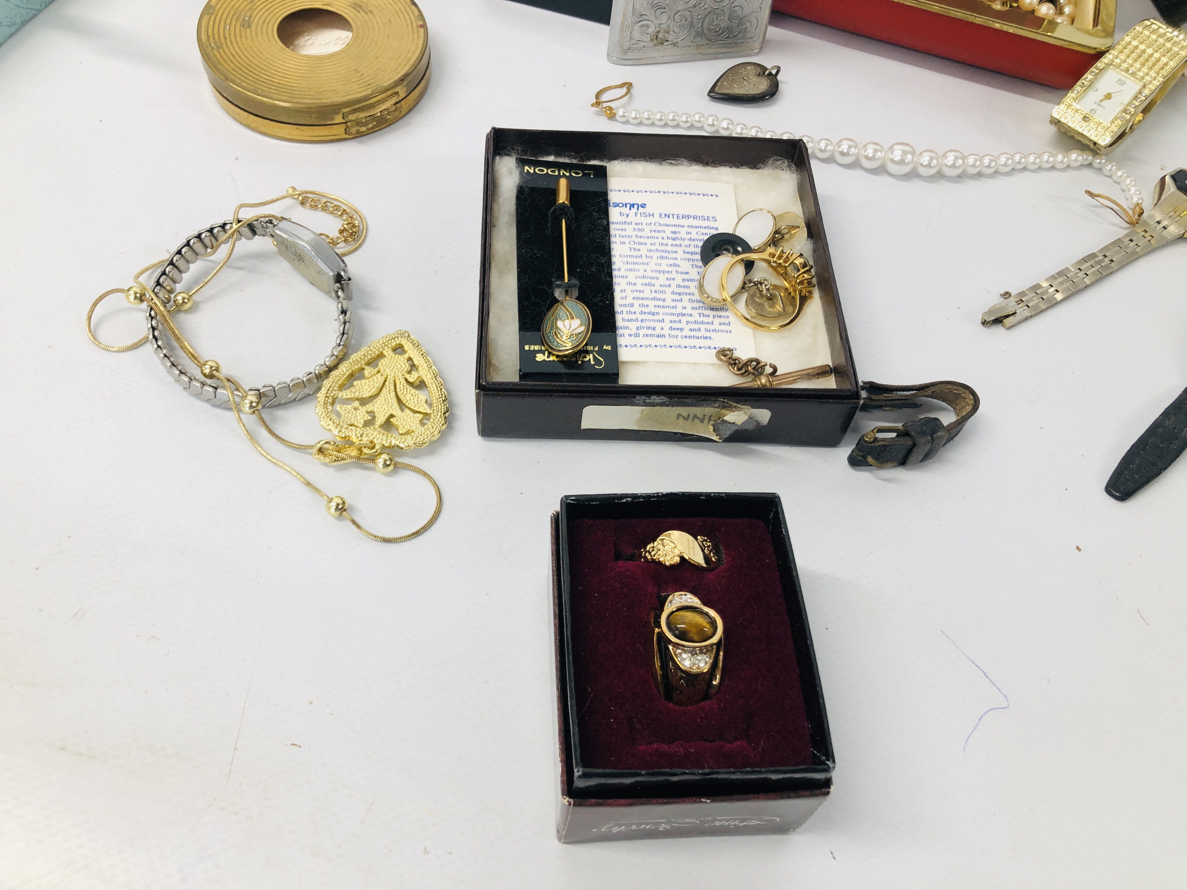 BOX OF ASSORTED VINTAGE COSTUME JEWELLERY TO INCLUDE WRIST WATCHES, TRAVEL CLOCK, - Image 7 of 7