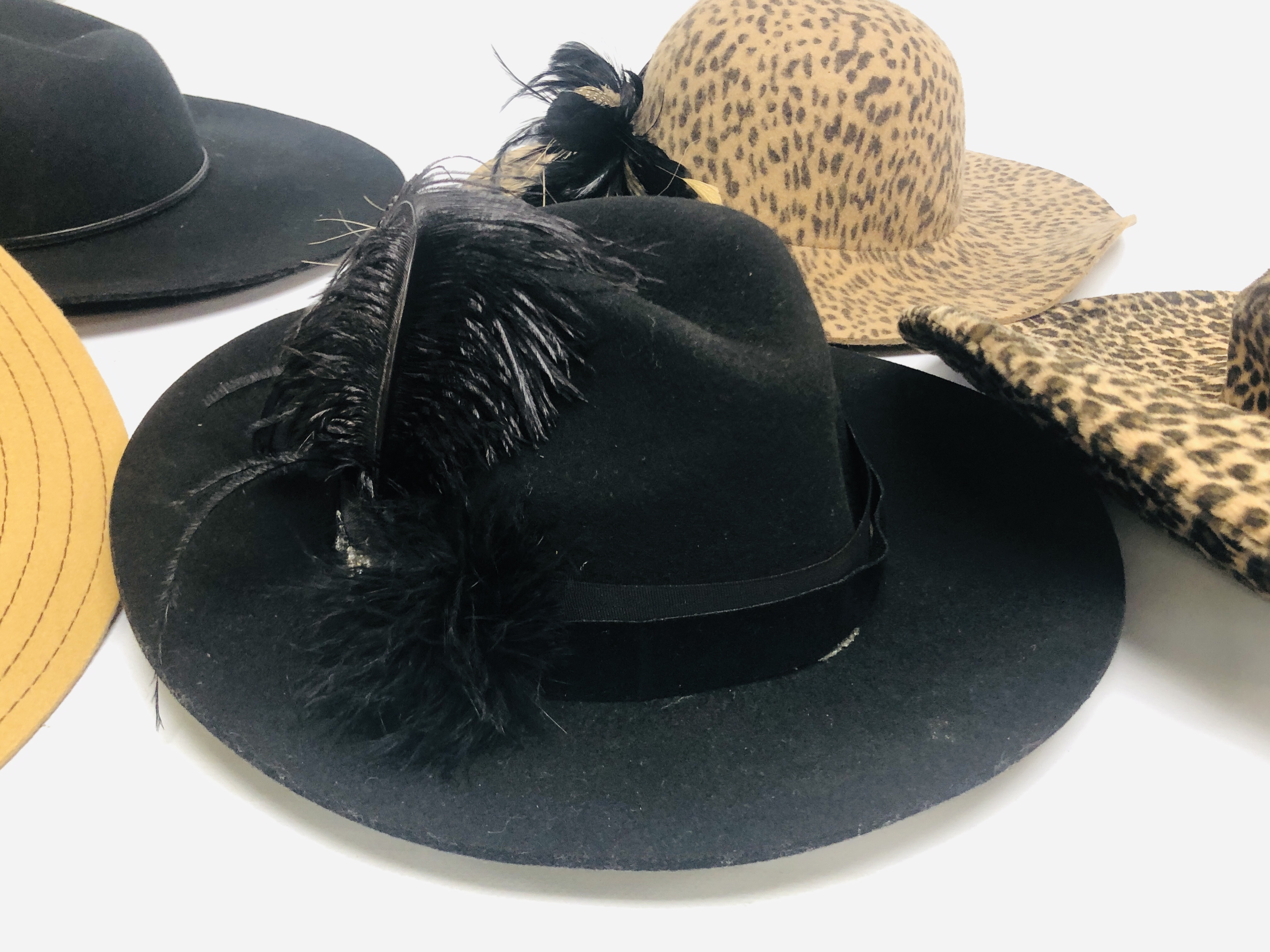 SIX DESIGNER BRANDED OCCASIONAL HATS TO INCLUDE TWO WOOL ONES BY JESSICA SIMPSON, - Image 4 of 7