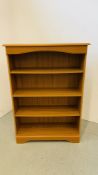 MODERN CHERRY WOOD FINISH OPEN BOOKCASE W 84CM, D 33CM, H 120CM.