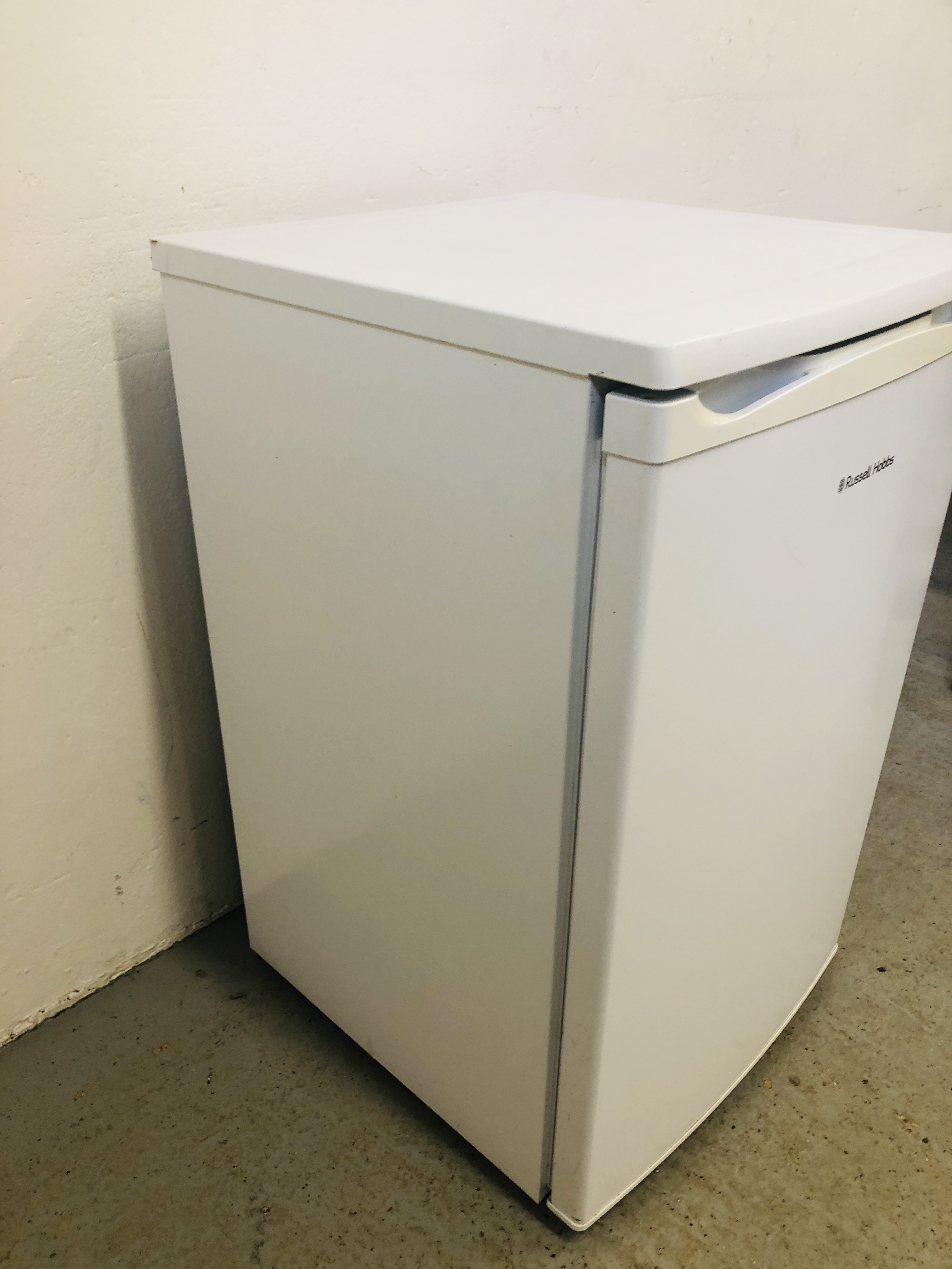 A RUSSELL HOBBS UNDERCOUNTER THREE DRAWER FREEZER - SOLD AS SEEN. - Image 3 of 5
