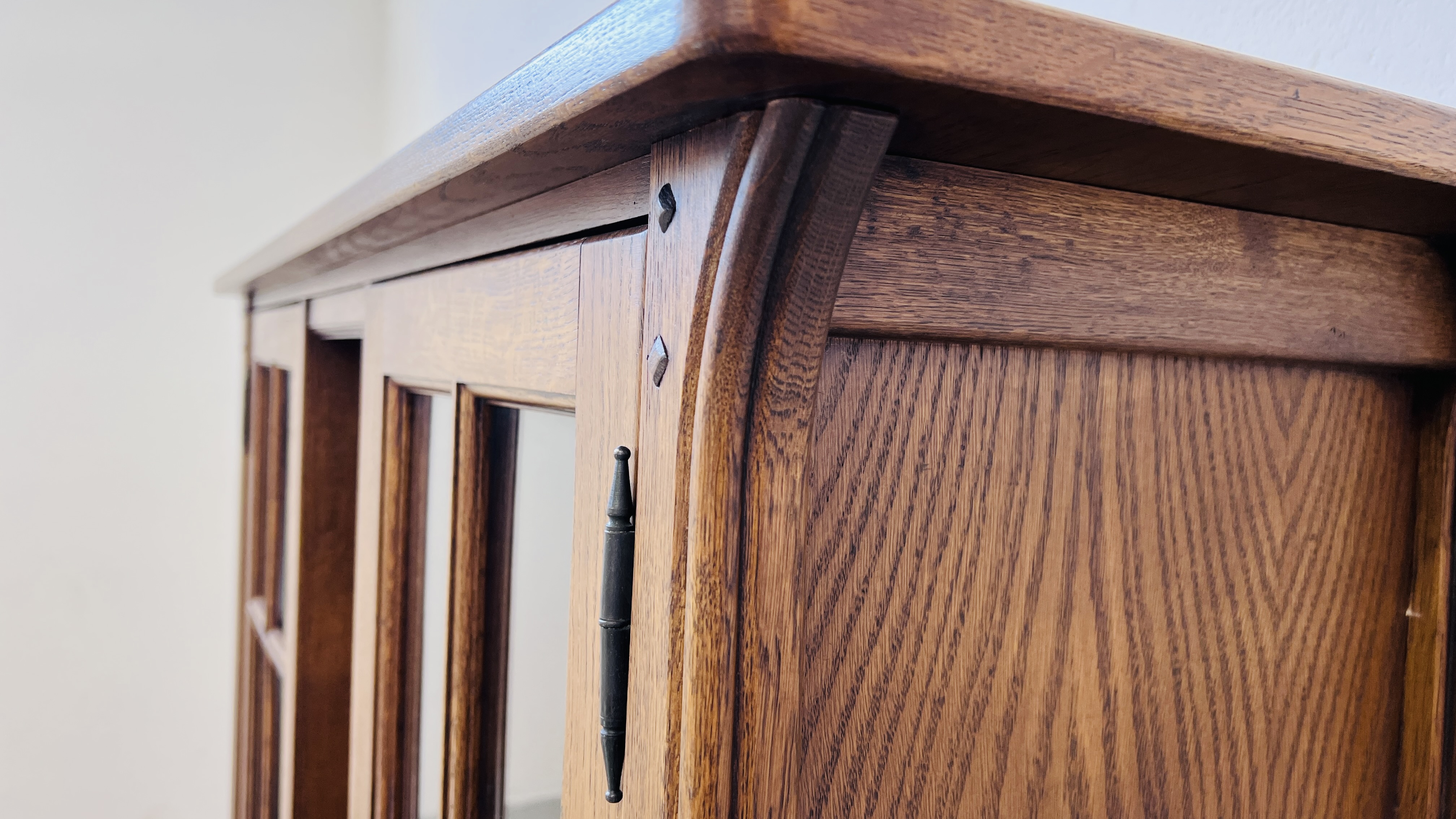 A GOOD QUALITY COMBINATION OAK DISPLAY CABINET WITH CENTRAL DRAWERS AND SHELVES WIDTH 130CM. - Image 13 of 13