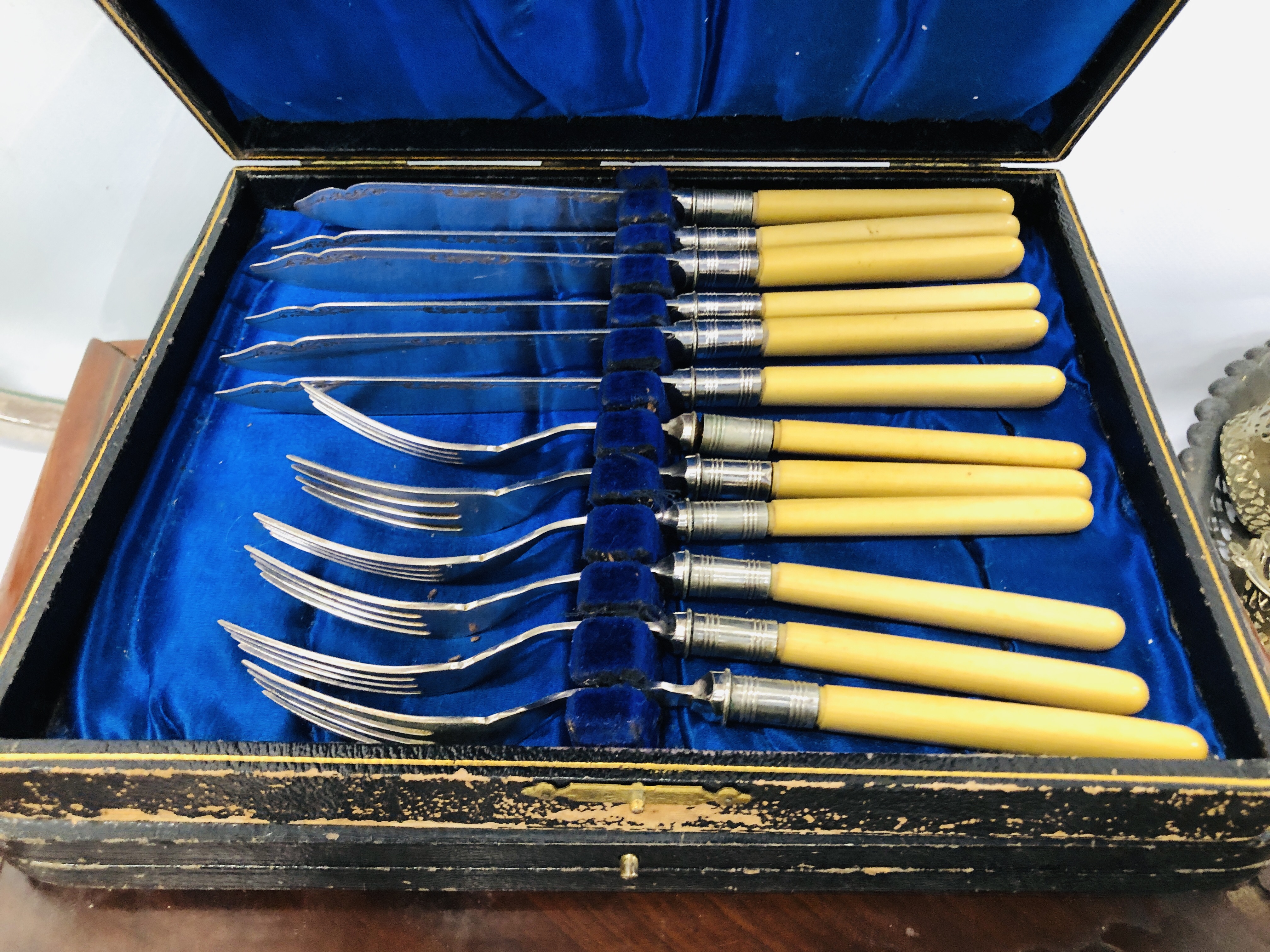 BOX OF ASSORTED COLLECTABLE PLATED WARE TO INCLUDE EGG CUPS, BOXED CUTLERY ALONG WITH CUTLERY BOXES, - Image 12 of 15