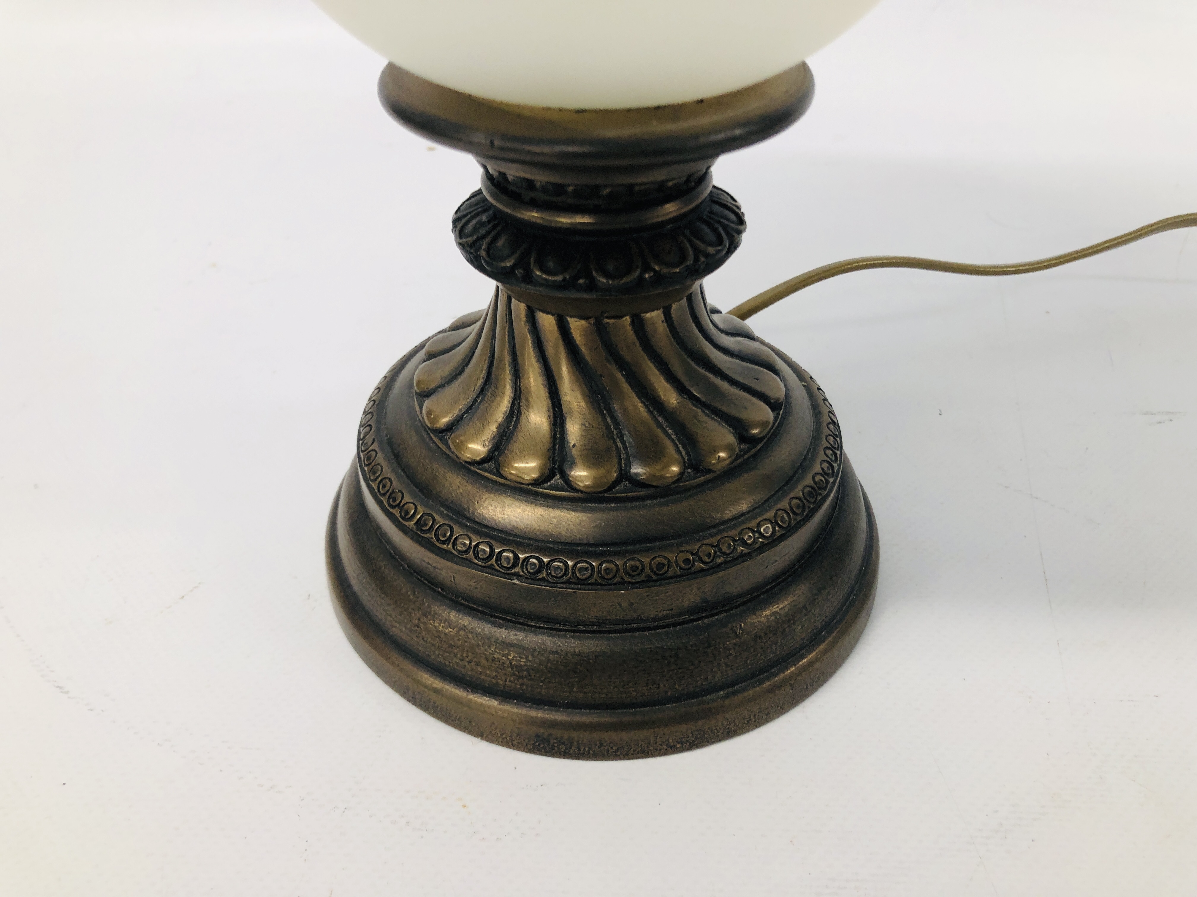 DAVID HUNT DESIGNER TABLE LAMP WITH OPAQUE GLASS SHADE H 34.5CM - SOLD AS SEEN. - Image 2 of 3