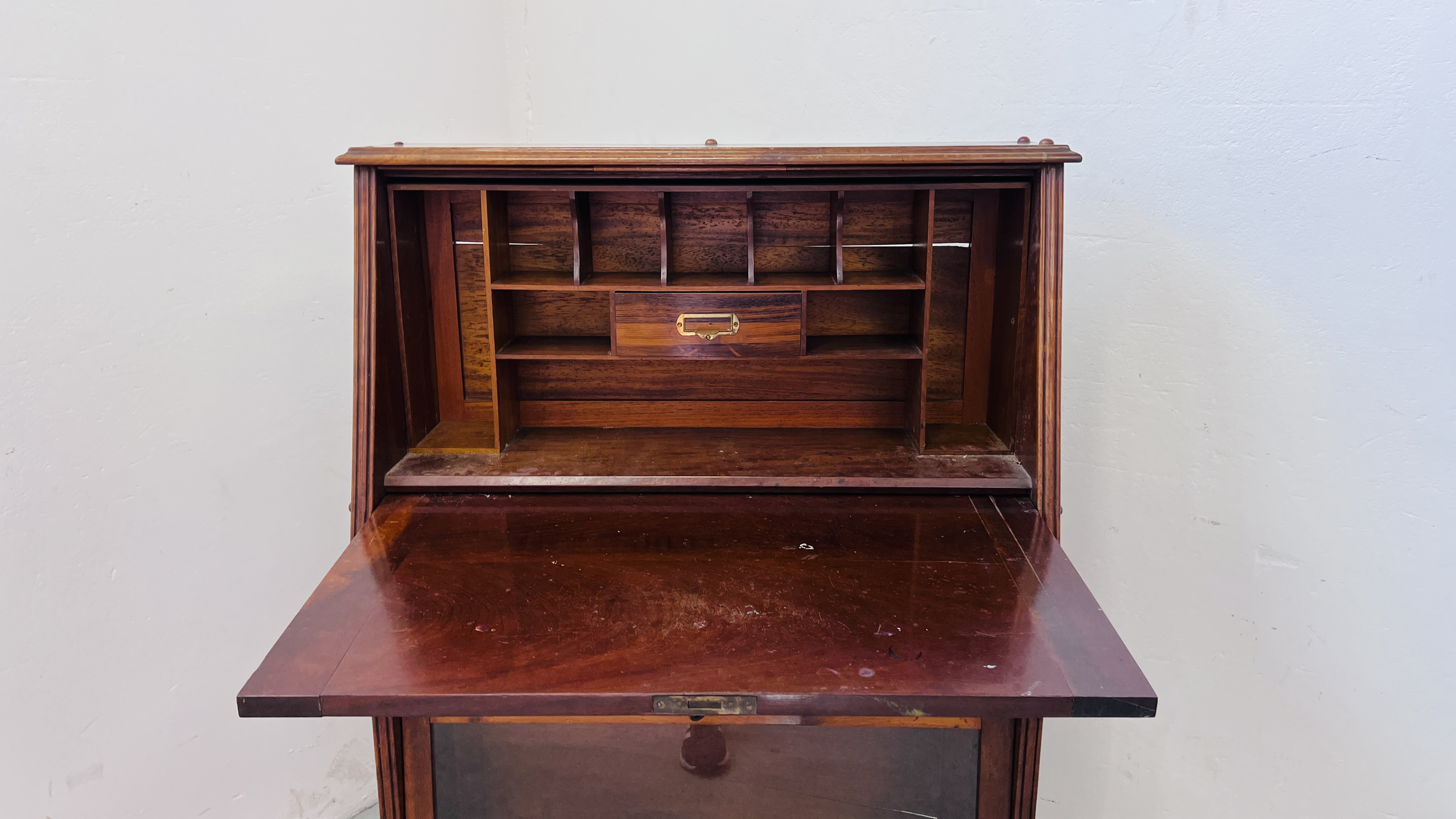 AN ANTIQUE MAHOGANY FALLING FRONT BUREAU WITH FITTED INTERIOR AND BOOKCASE BELOW W 84CM, D 32CM, - Image 9 of 10