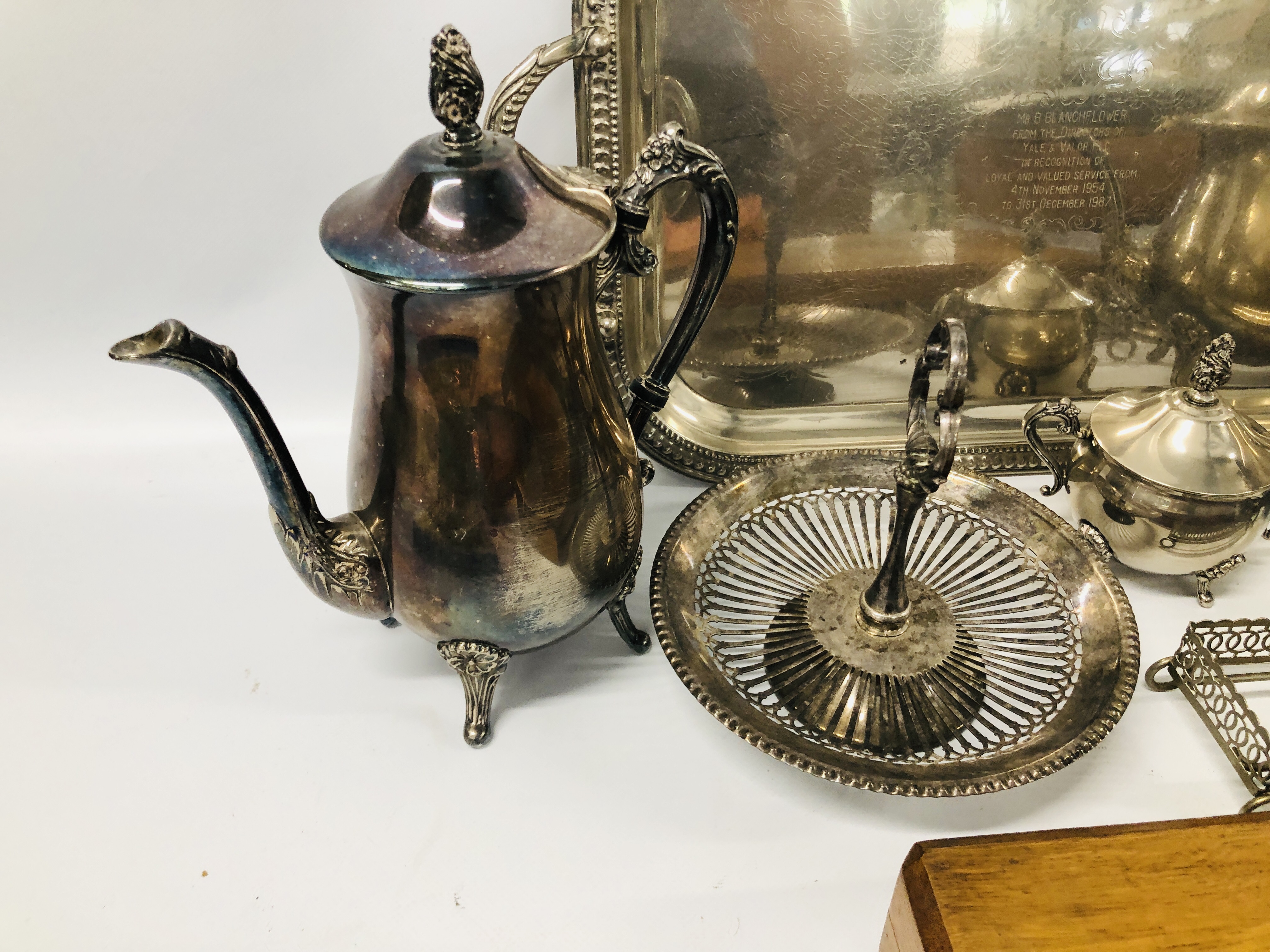 A COLLECTION OF VARIOUS METAL WARE TO INCLUDE COFFEE POTS, TRAYS, STAINLESS CUTLERY, FISH KNIVES, - Image 9 of 10