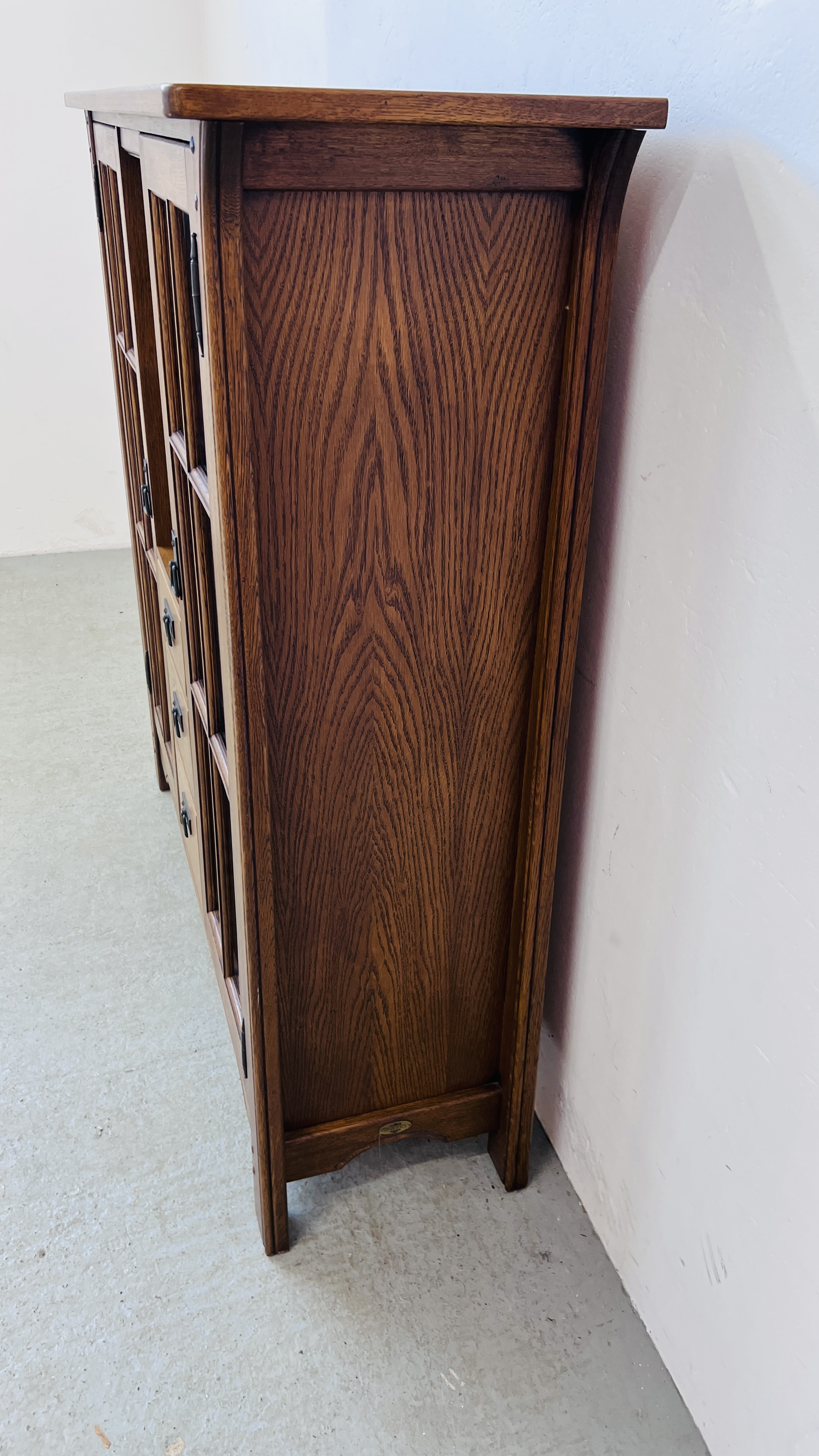 A GOOD QUALITY COMBINATION OAK DISPLAY CABINET WITH CENTRAL DRAWERS AND SHELVES WIDTH 130CM. - Image 12 of 13