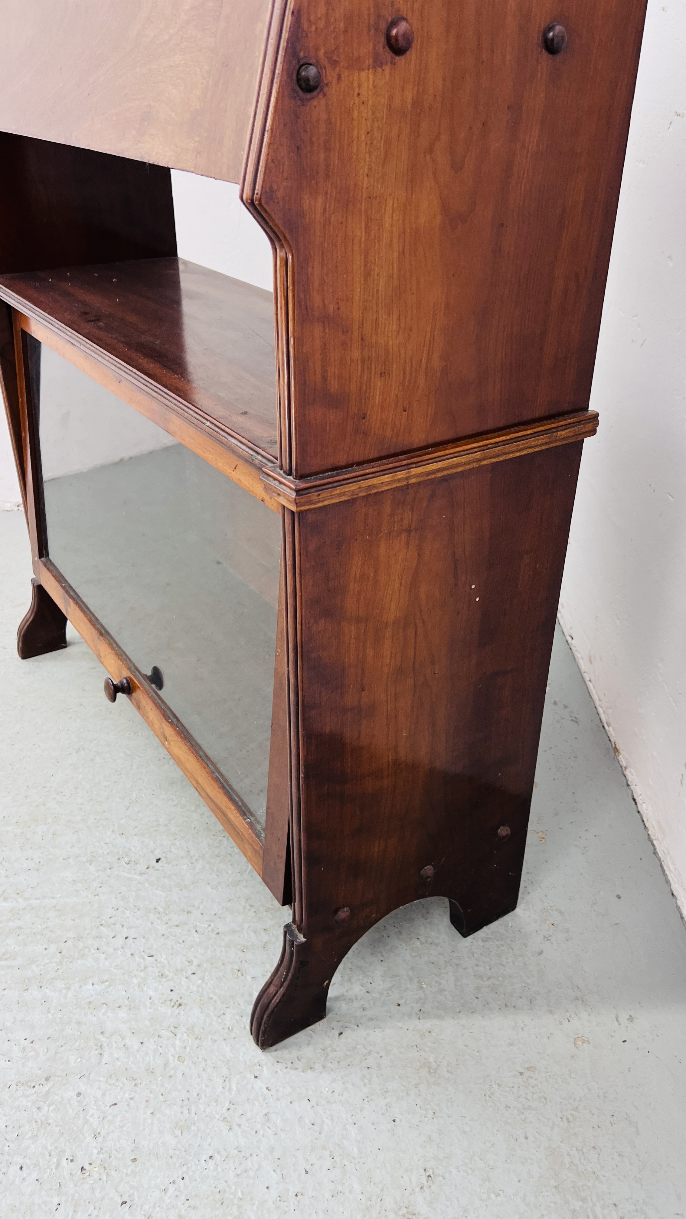 AN ANTIQUE MAHOGANY FALLING FRONT BUREAU WITH FITTED INTERIOR AND BOOKCASE BELOW W 84CM, D 32CM, - Image 5 of 10