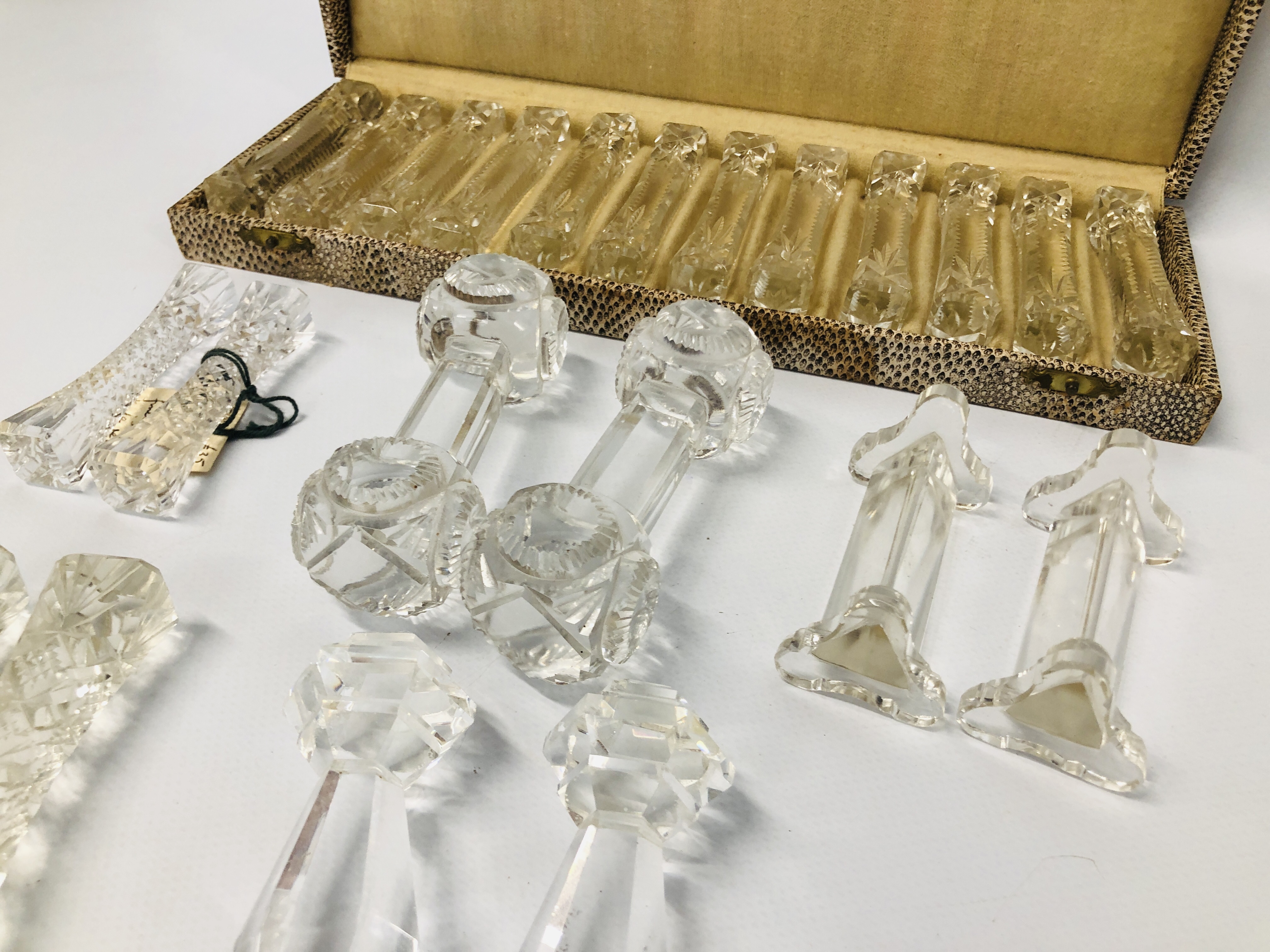 COLLECTION OF VINTAGE GLASS KNIFE RESTS TO INCLUDE CRYSTAL CUT GLASS, ETC. - Image 6 of 7