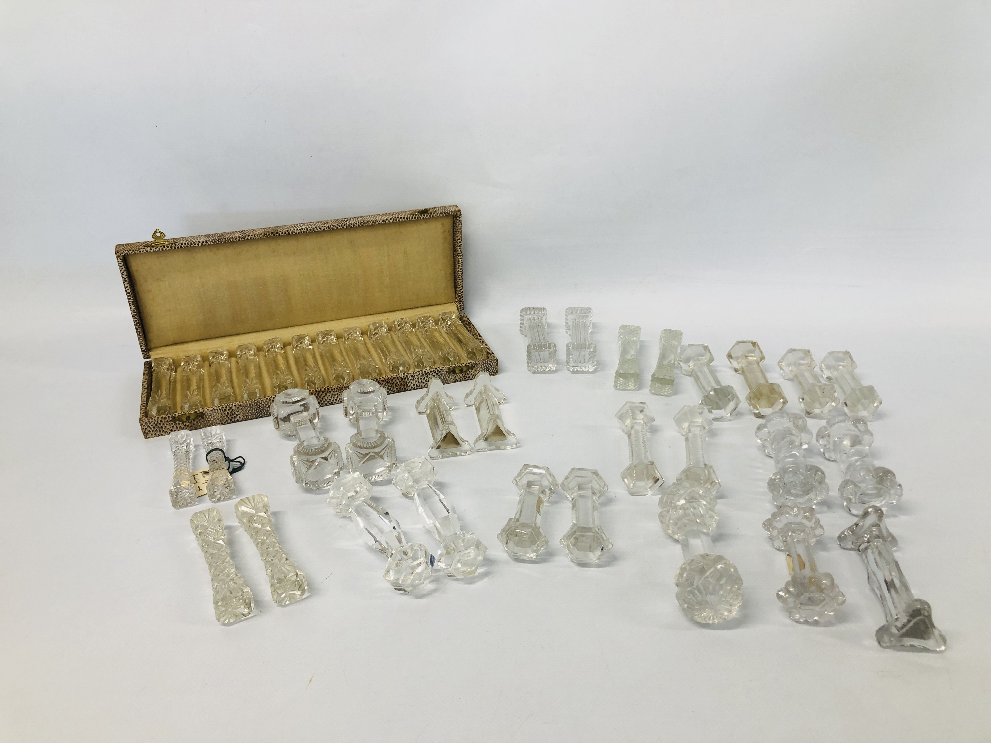 COLLECTION OF VINTAGE GLASS KNIFE RESTS TO INCLUDE CRYSTAL CUT GLASS, ETC.