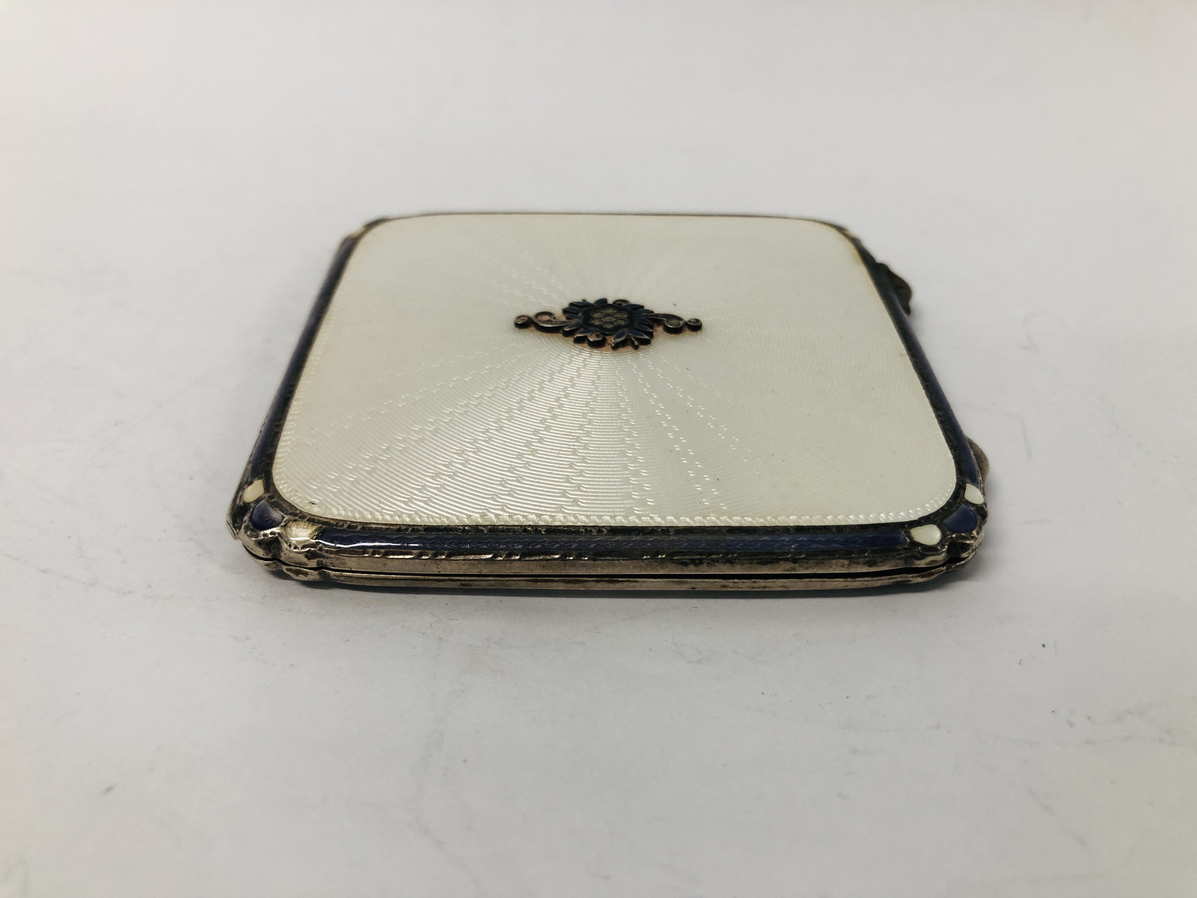 A SILVER AND WHITE ENAMEL COMPACT, BIRMINGHAM ASSAY, ALONG WITH A SILVER CIGARETTE CASE, - Image 12 of 14