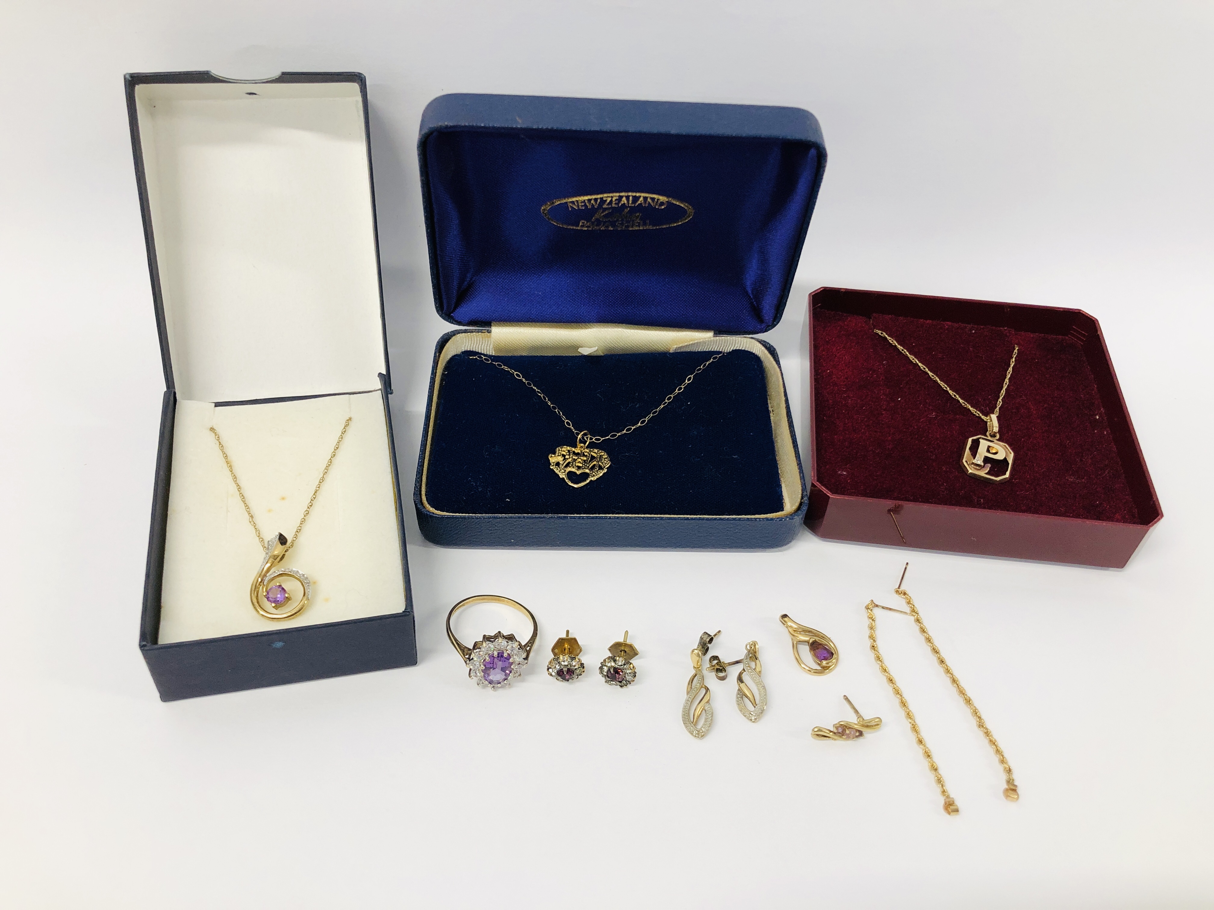 A MIXED SELECTION OF 9CT GOLD JEWELLERY TO INCLUDE PENDANT P NECKLACE, EARRINGS, RING ETC.