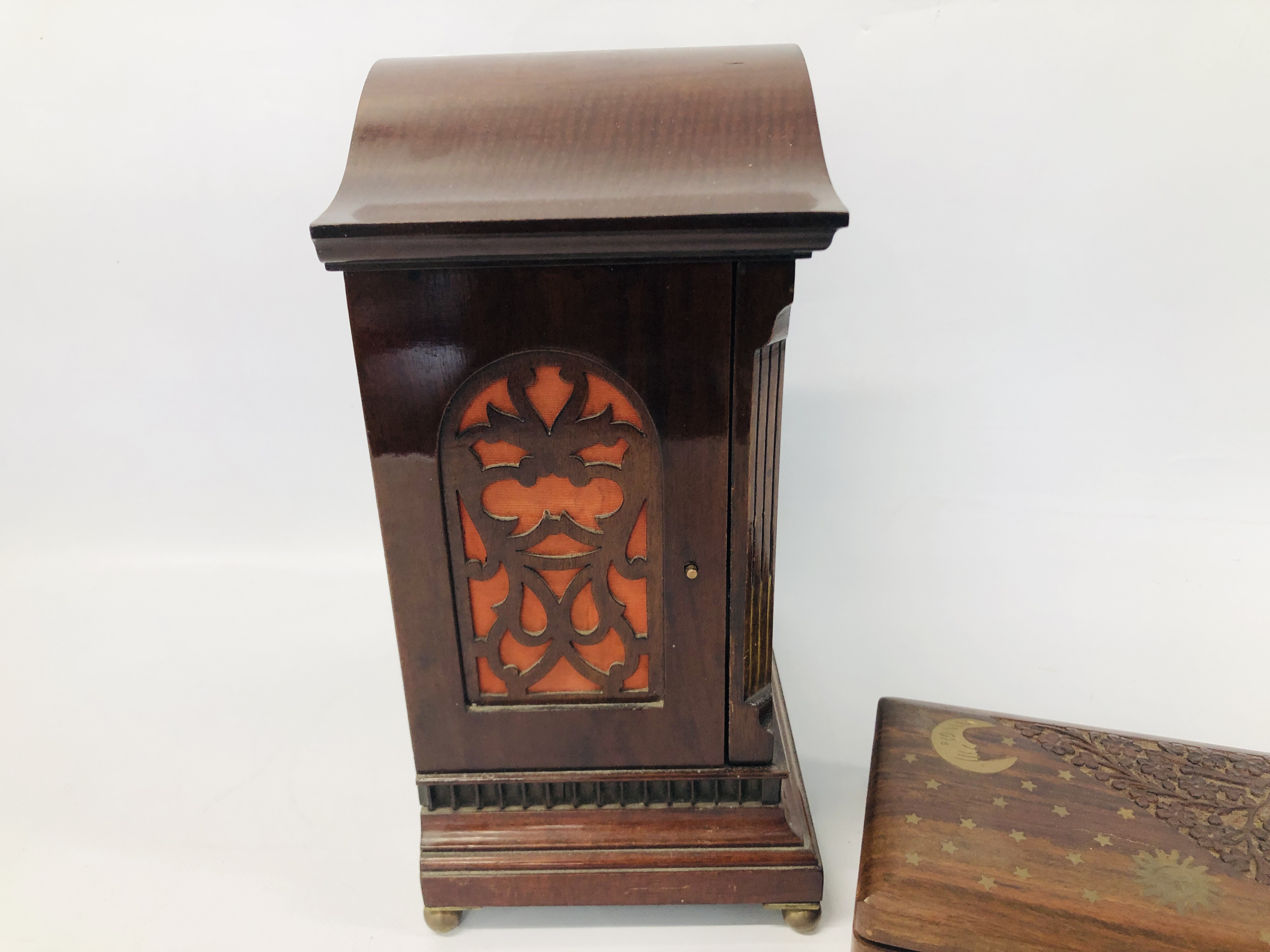 A GOOD QUALITY MAHOGANY CASED EDWARDIAN MANTEL CLOCK WITH INLAID DETAIL, - Image 8 of 10