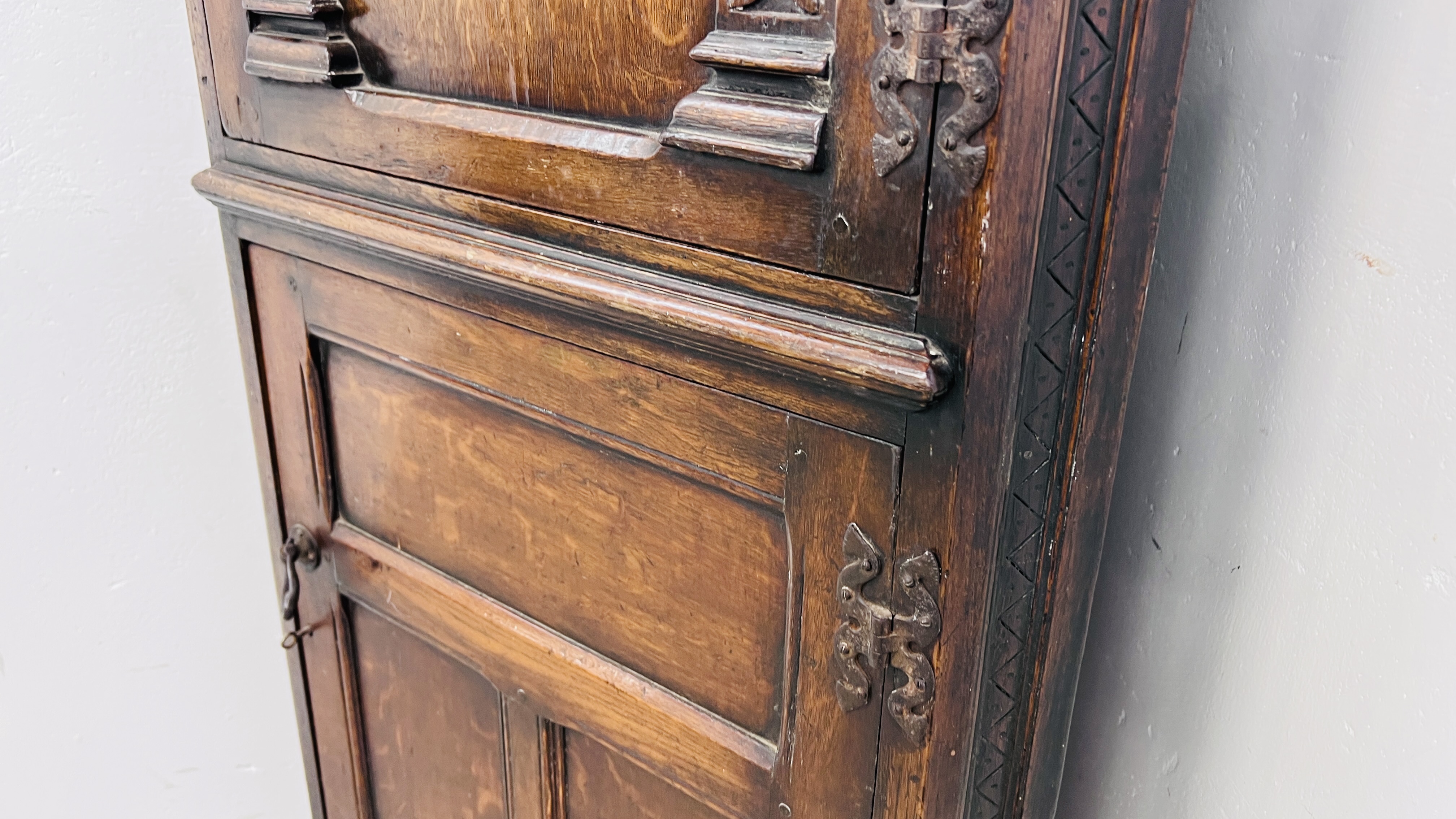 A REPRODUCTION OAK FLOOR STANDING TWO DOOR CORNER CABINET WITH SHELVED INTERIOR W 69CM H 161CM. - Image 5 of 11