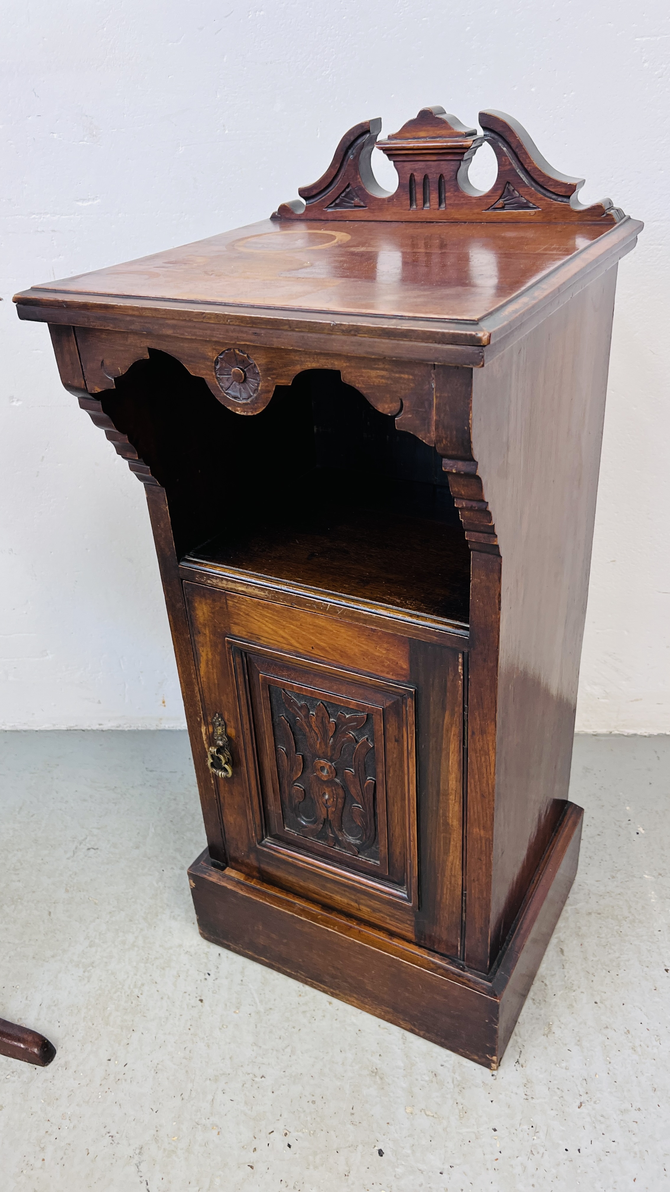 A VICTORIAN MAHOGANY TILT TOP PEDESTAL TABLE WITH SQUARE TOP 46CM. X 46CM. - Image 5 of 7