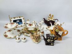 A COLLECTION OF 22 PIECES OF ROYAL ALBERT OLD COUNTRY ROSES AND TRANQUIL GARDENS TO INCLUDE TEAPOTS,