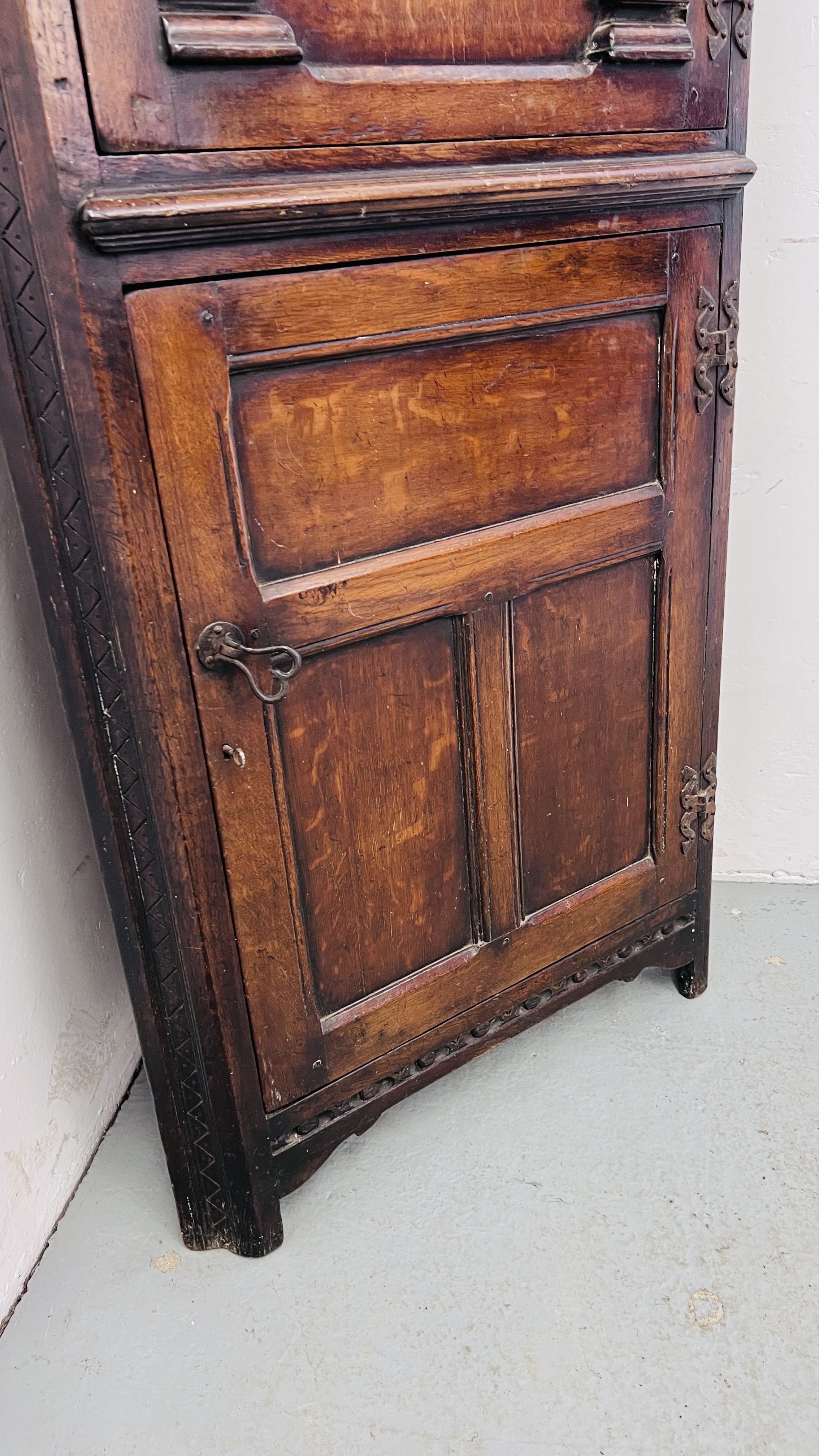 A REPRODUCTION OAK FLOOR STANDING TWO DOOR CORNER CABINET WITH SHELVED INTERIOR W 69CM H 161CM. - Image 6 of 11