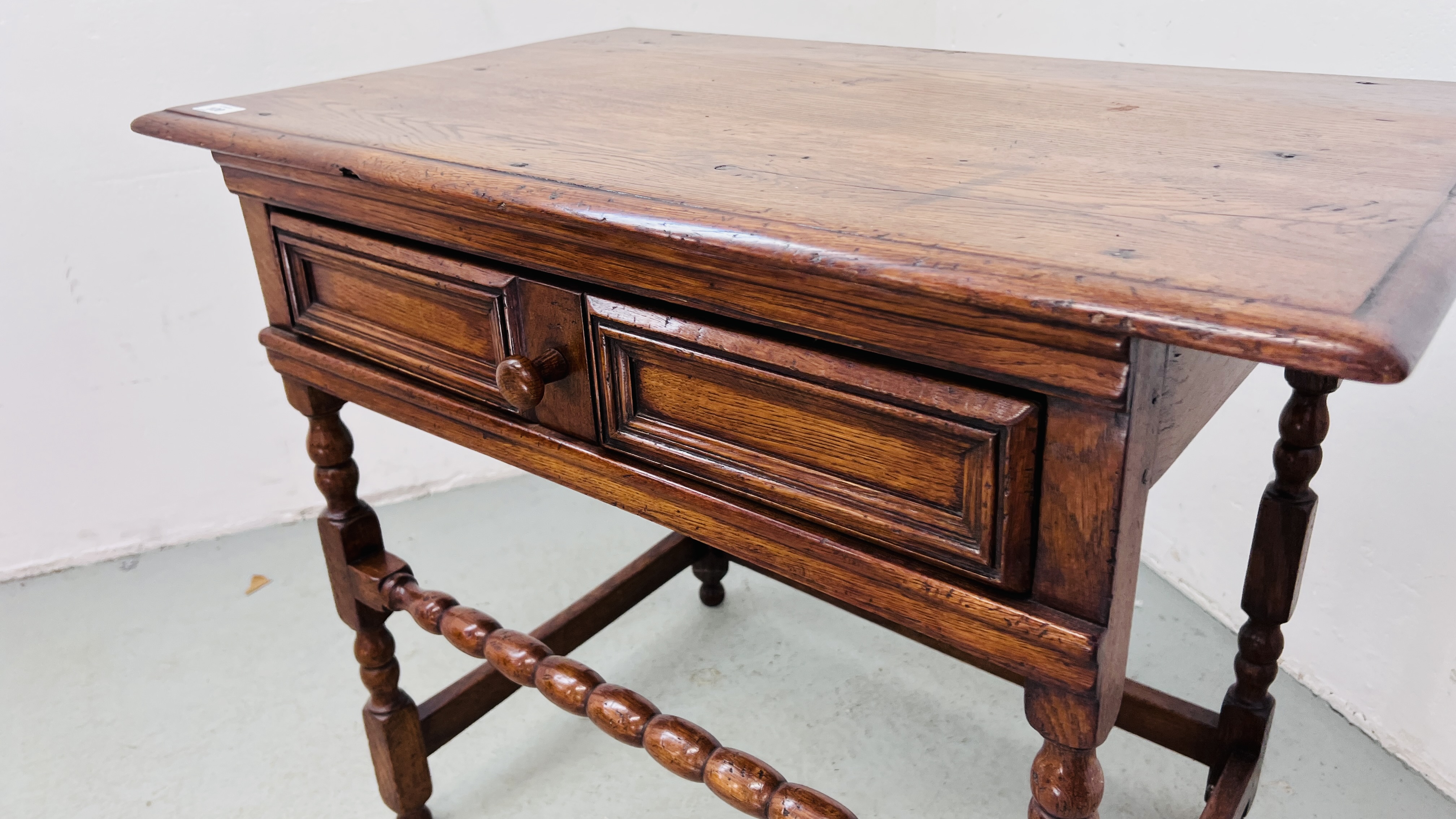 A GOOD QUALITY REPRODUCTION SOLID OAK SINGLE DRAWER SIDE TABLE WITH BOBBIN STRETCHER W 84CM, D 52CM, - Image 4 of 7