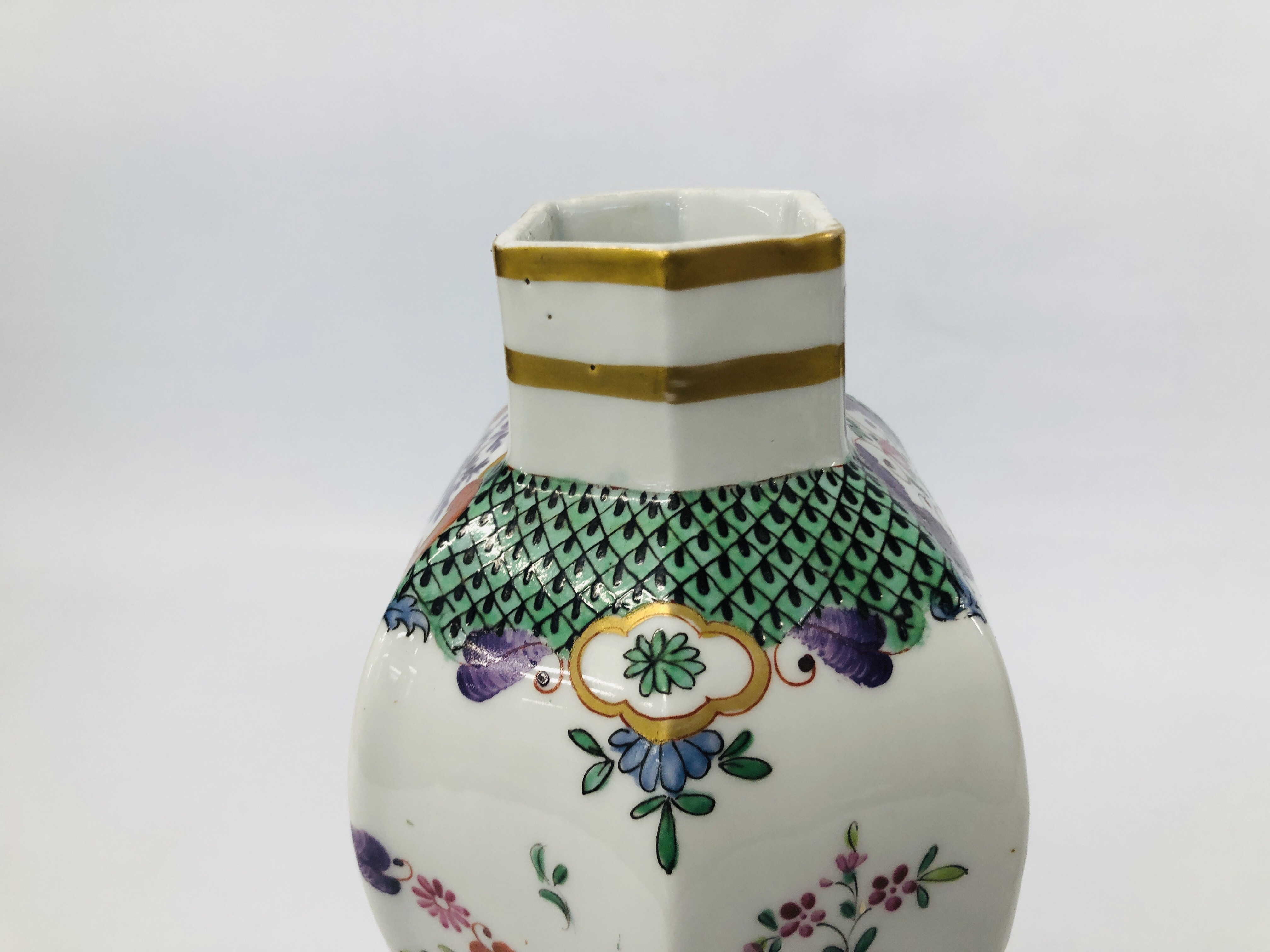 A MODERN CJINESE VASE OF HEXAGONAL BALUSTER FORM IN C18TH STYLE HEIGHT 26.5CM. - Image 6 of 11