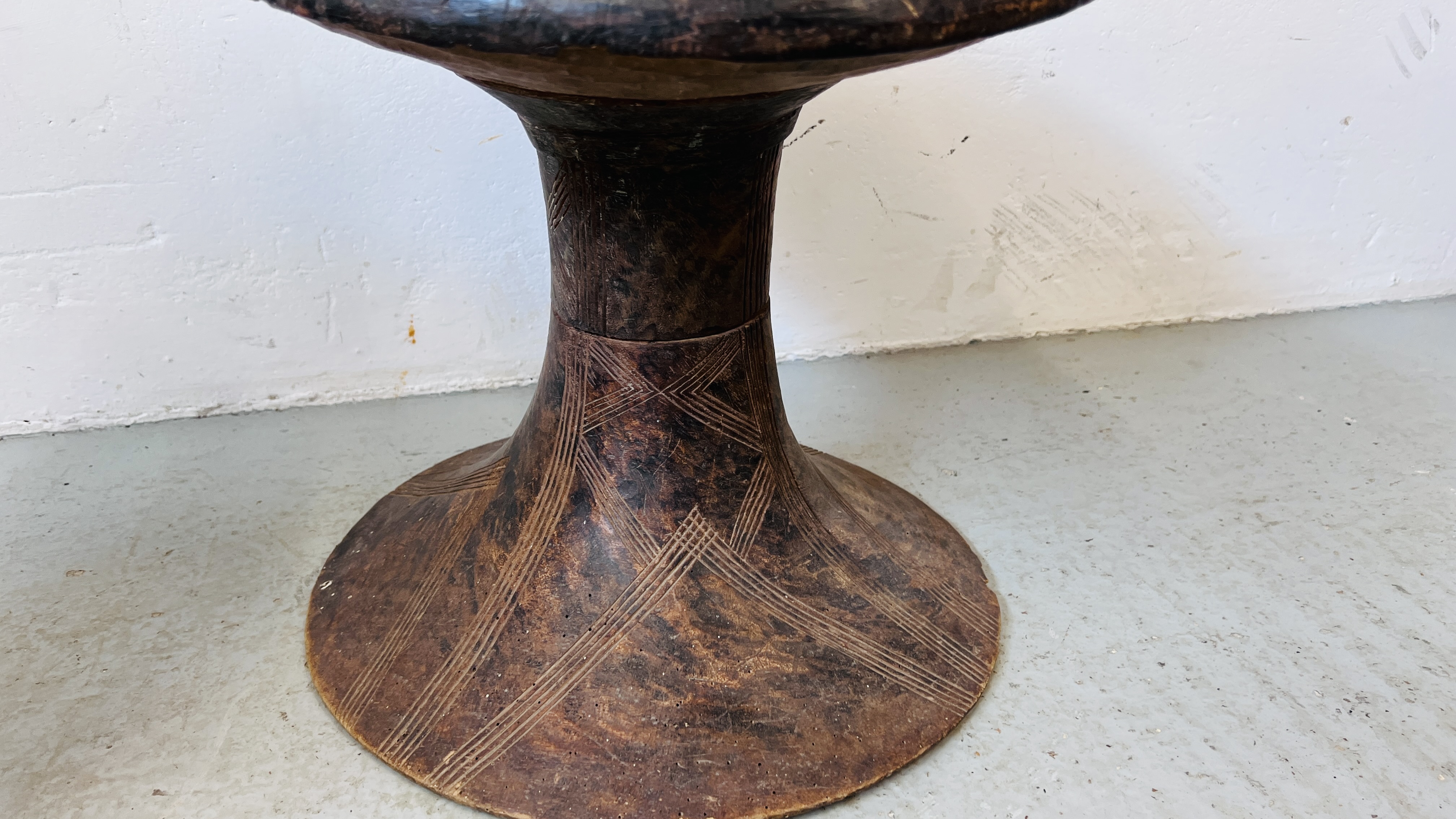 AN AFRICAN SKIN DRUM AND HAND CARVED AFRICAN STAND H 37CM, D 41CM. - Image 4 of 8