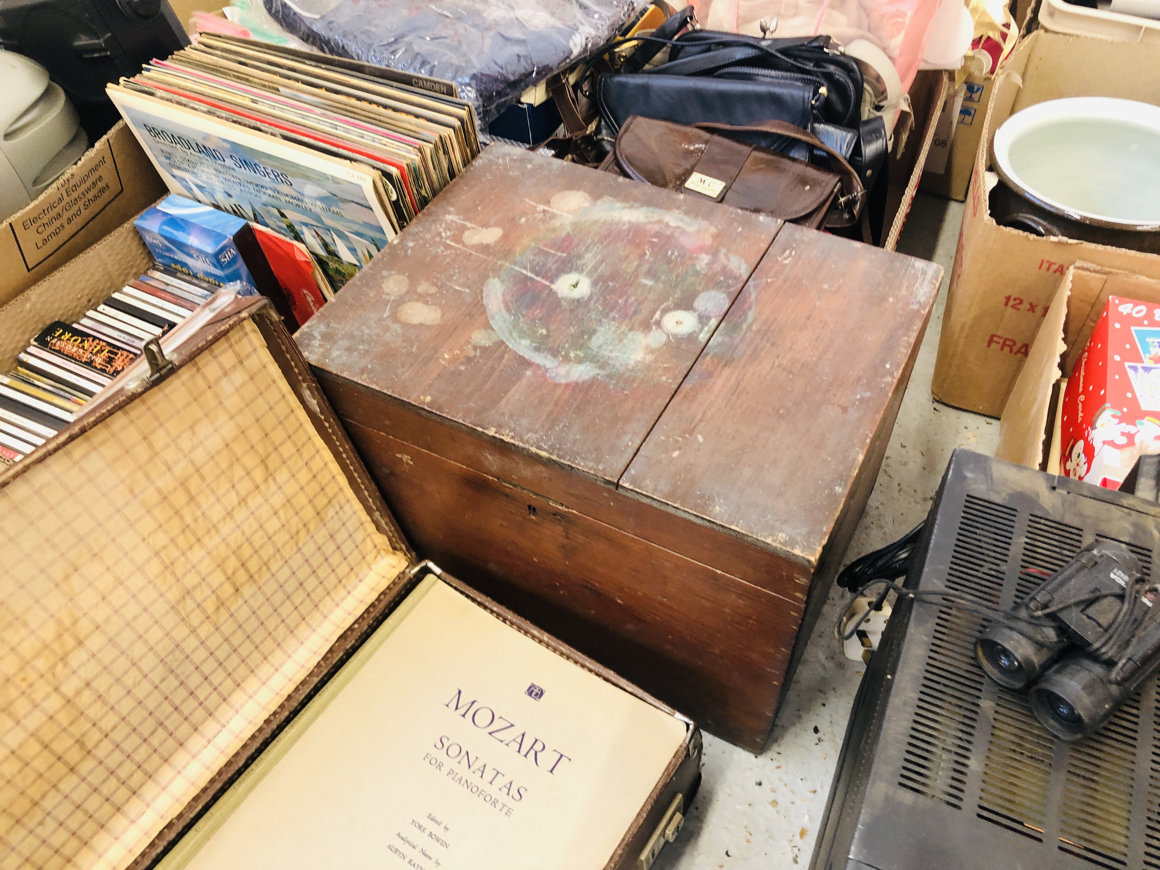 14 BOXES OF MIXED HOUSEHOLD SUNDRIES TO INCLUDE SHARP BOOM BOX AUDIO EQUIPMENT, RECORDS, - Image 10 of 22