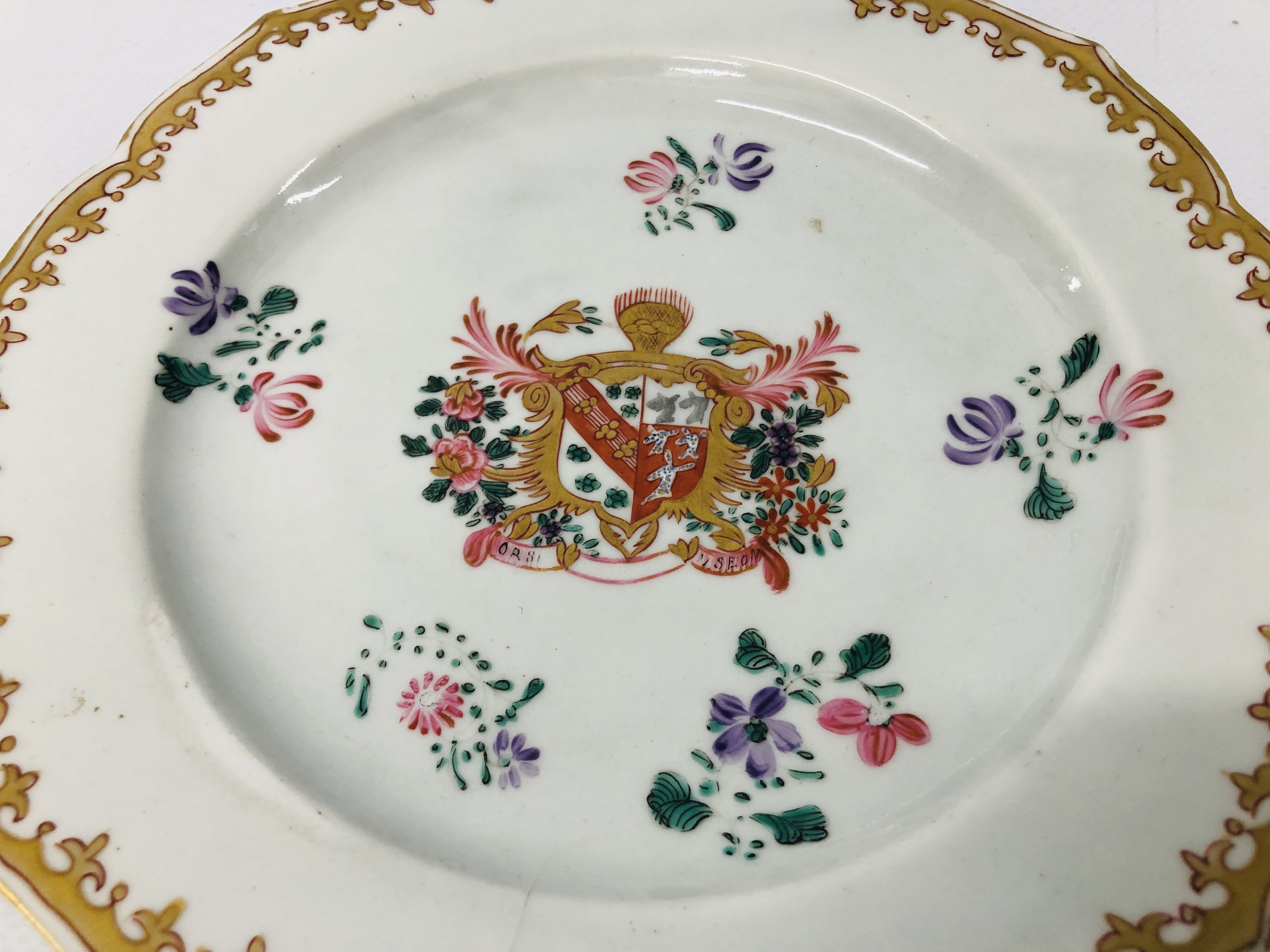 A CHINESE ARMORIAL PLATE DIA. 18.5CM. - Image 4 of 5