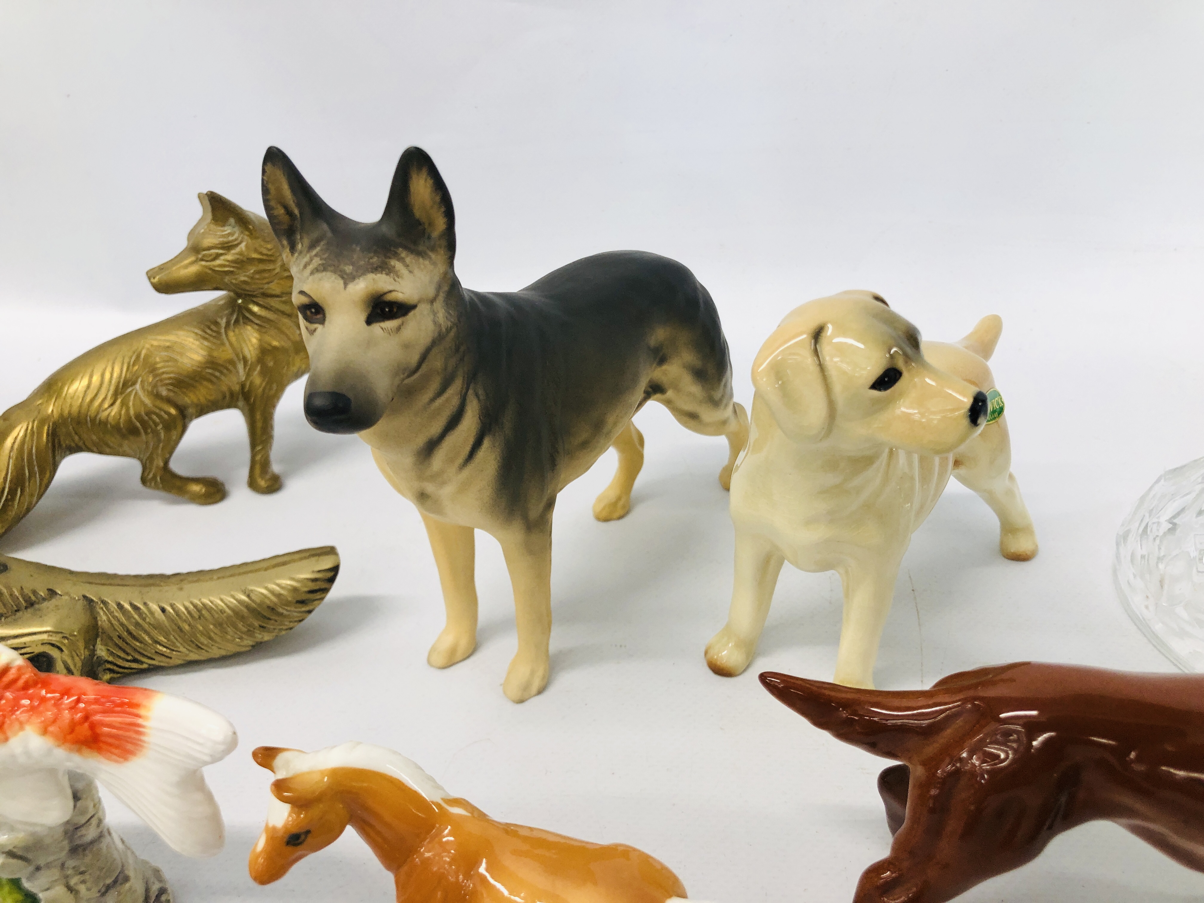 A COLLECTION OF CABINET ORNAMENTS TO INCLUDE BESWICK GOLDEN LABRADOR DOG, BESWICK ALSATIAN, - Image 3 of 7
