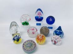 11 ASSORTED ART GLASS PAPERWEIGHTS TO INCLUDE CAITHNESS, ETC.