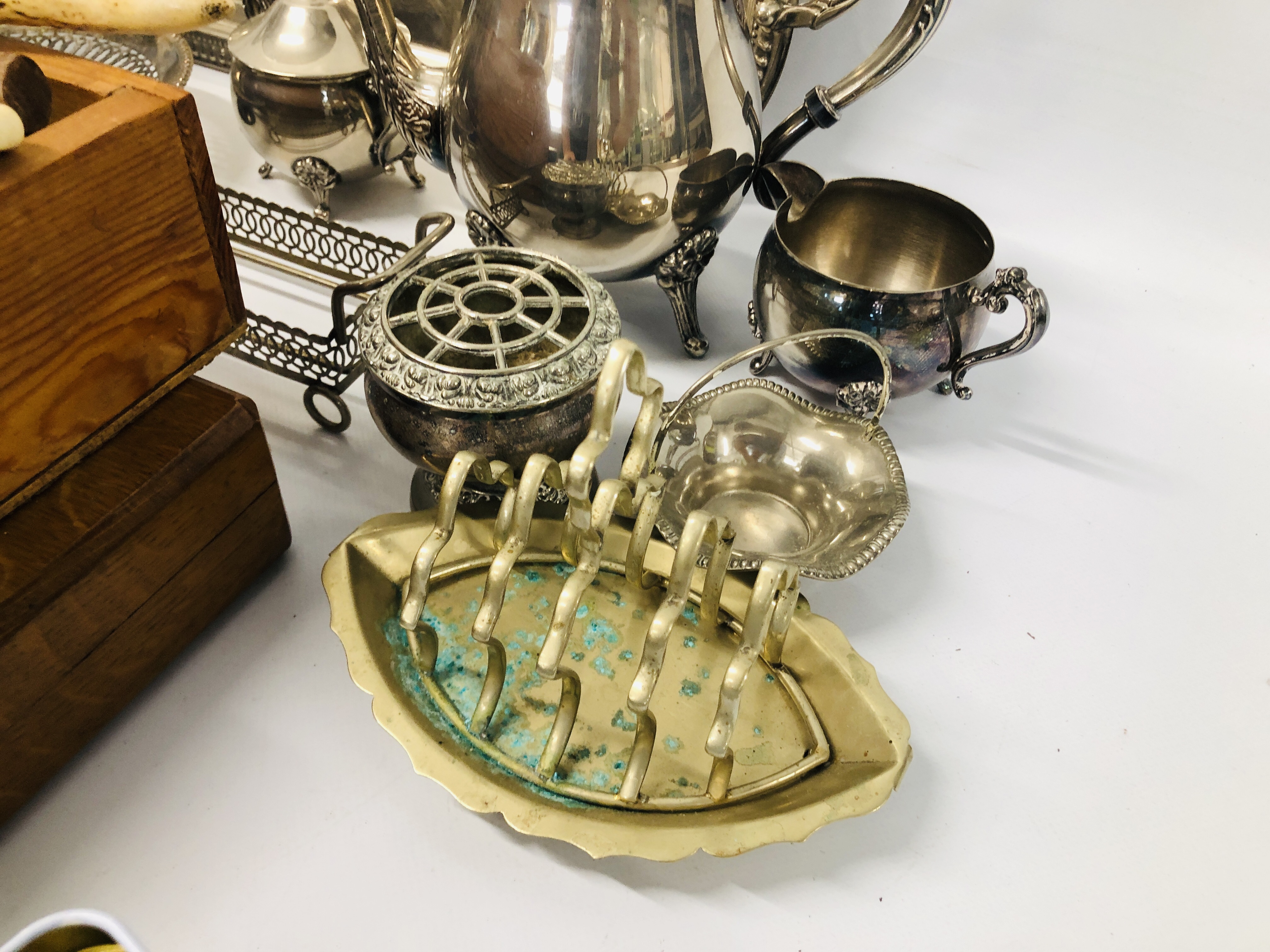 A COLLECTION OF VARIOUS METAL WARE TO INCLUDE COFFEE POTS, TRAYS, STAINLESS CUTLERY, FISH KNIVES, - Image 3 of 10