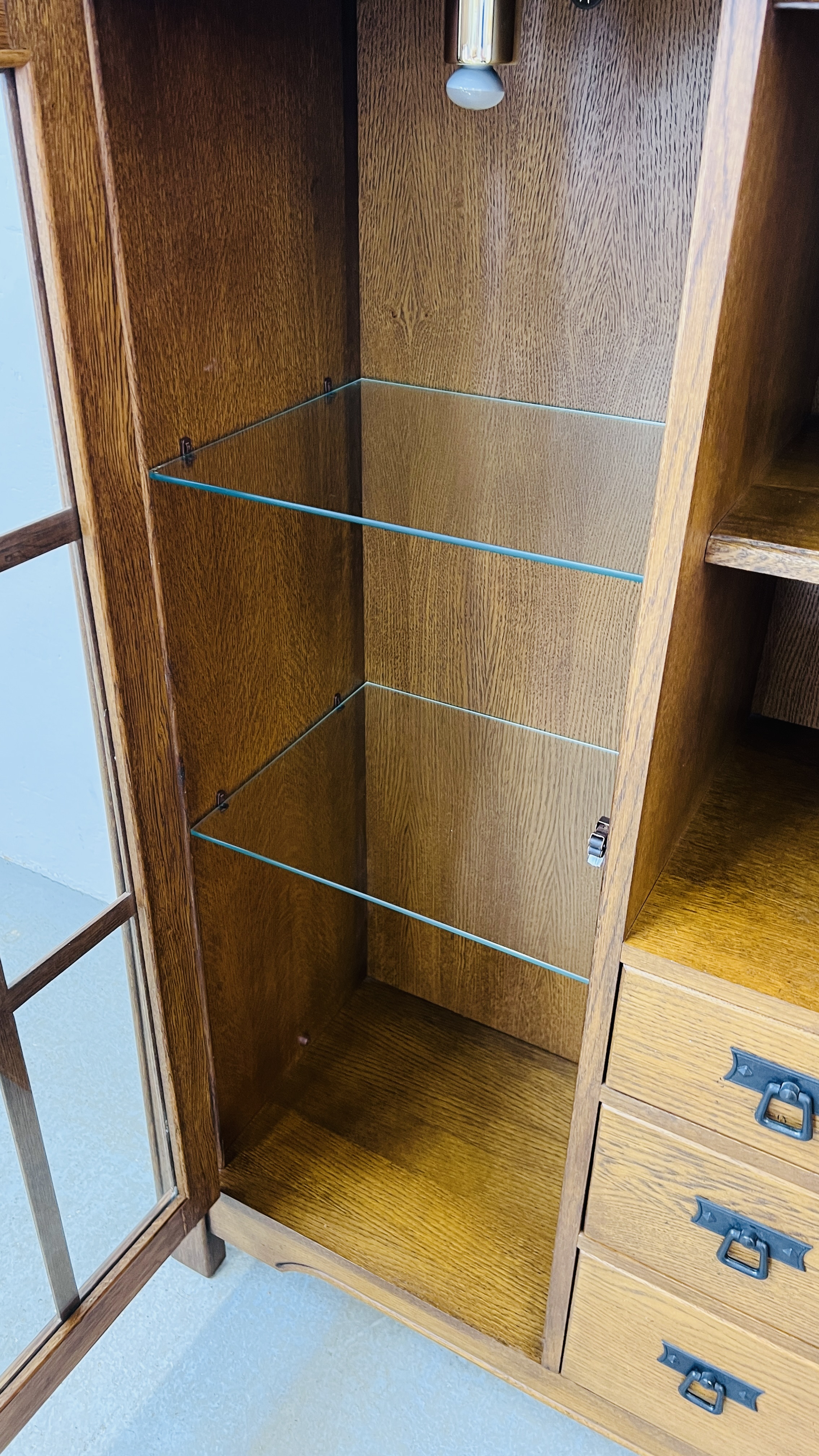 A GOOD QUALITY COMBINATION OAK DISPLAY CABINET WITH CENTRAL DRAWERS AND SHELVES WIDTH 130CM. - Image 9 of 13