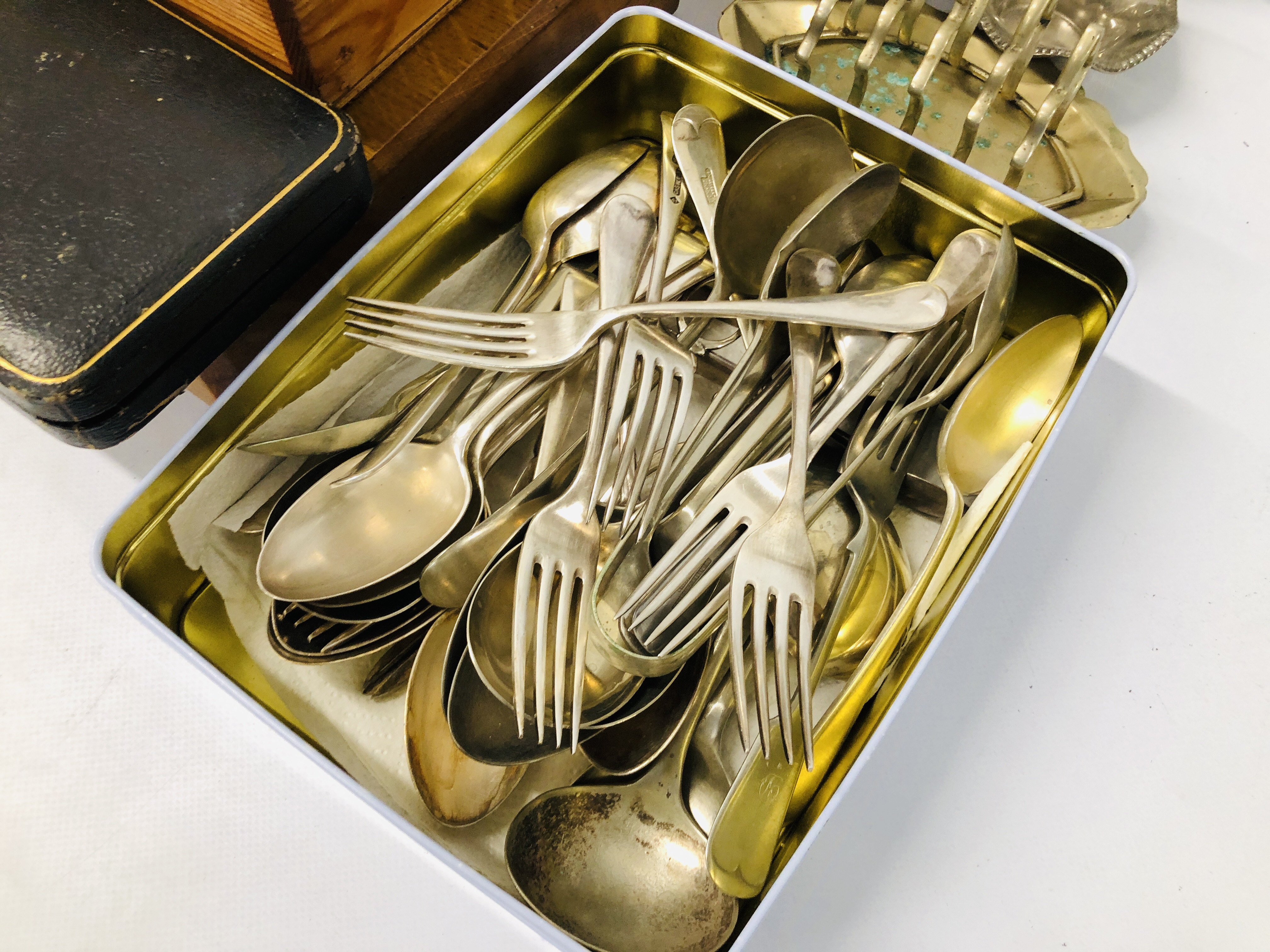 A COLLECTION OF VARIOUS METAL WARE TO INCLUDE COFFEE POTS, TRAYS, STAINLESS CUTLERY, FISH KNIVES, - Image 2 of 10