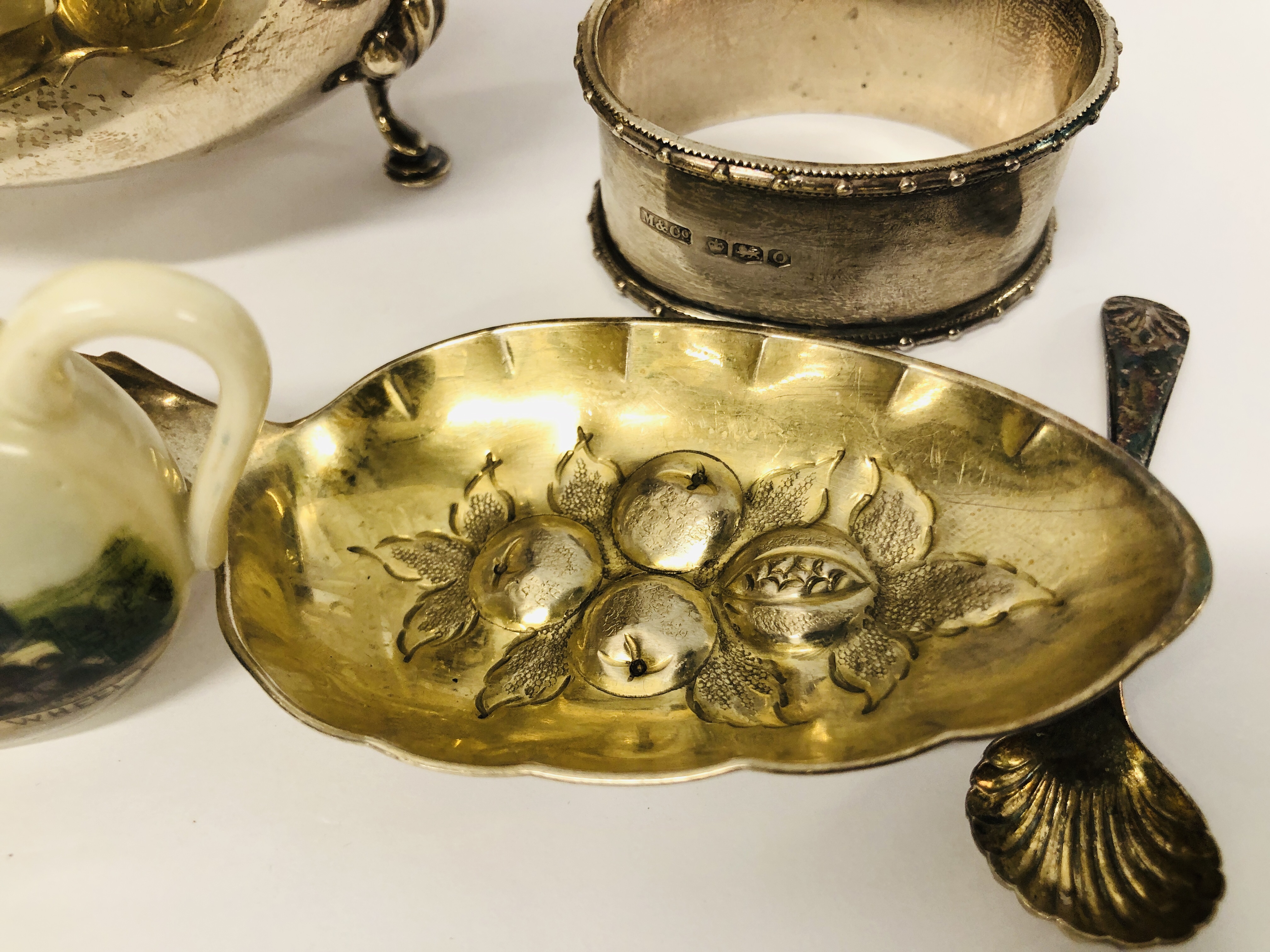 COLLECTION OF SILVER TO INCLUDE SILVER SAUCE BOAT, BIRMINGHAM ASSAY, SILVER SERVIETTE RING AND TOP, - Image 3 of 14