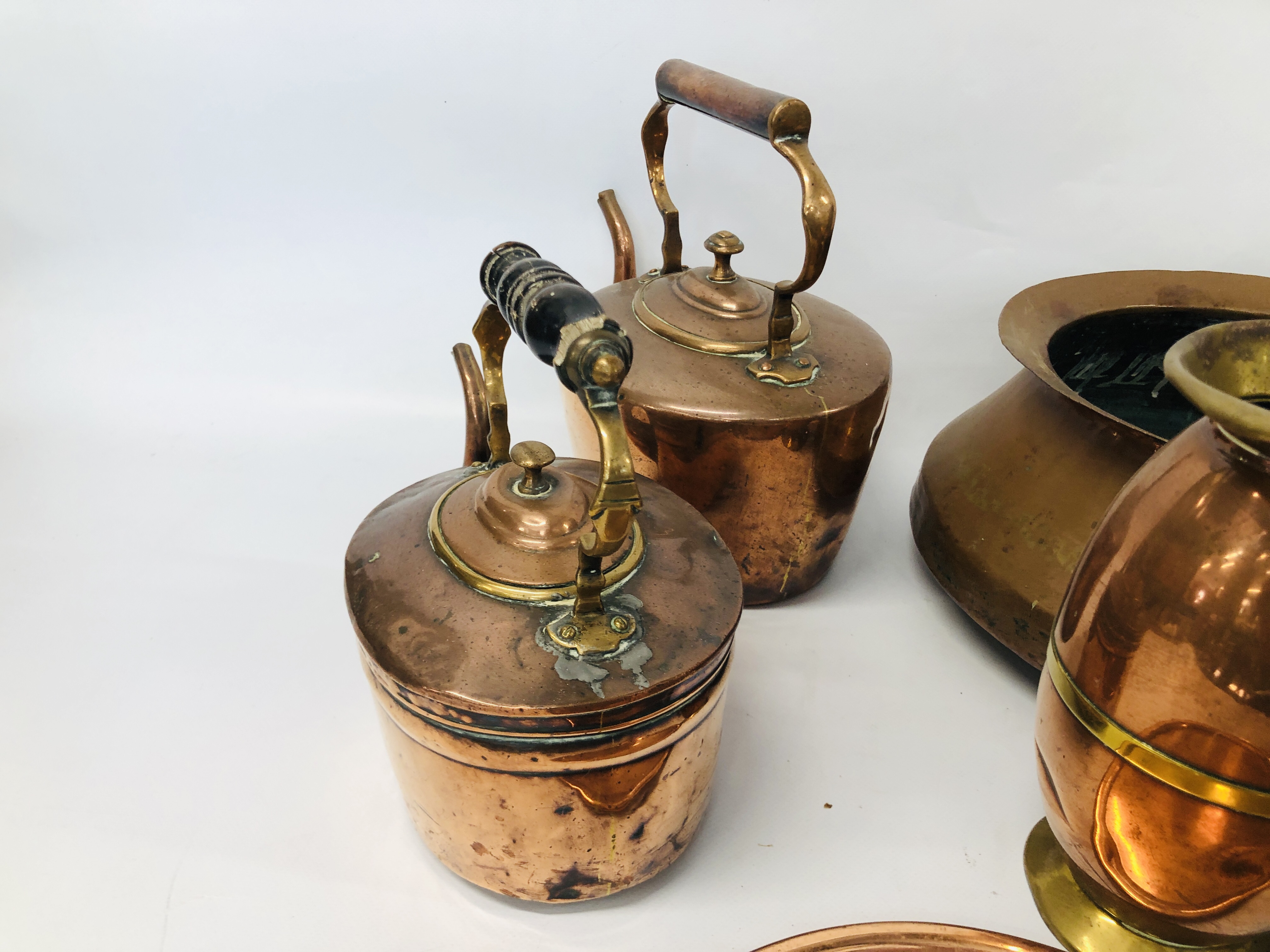 BOX OF ASSORTED VINTAGE COPPER TO INCLUDE TWO KETTLES, COOKING PANS AND A JUG, ETC. - Image 3 of 6