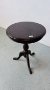REPRODUCTION MAHOGANY PEDESTAL OCCASIONAL TABLE, WITH CIRCULAR TOP DIAMETER 51CM, HEIGHT 64CM.