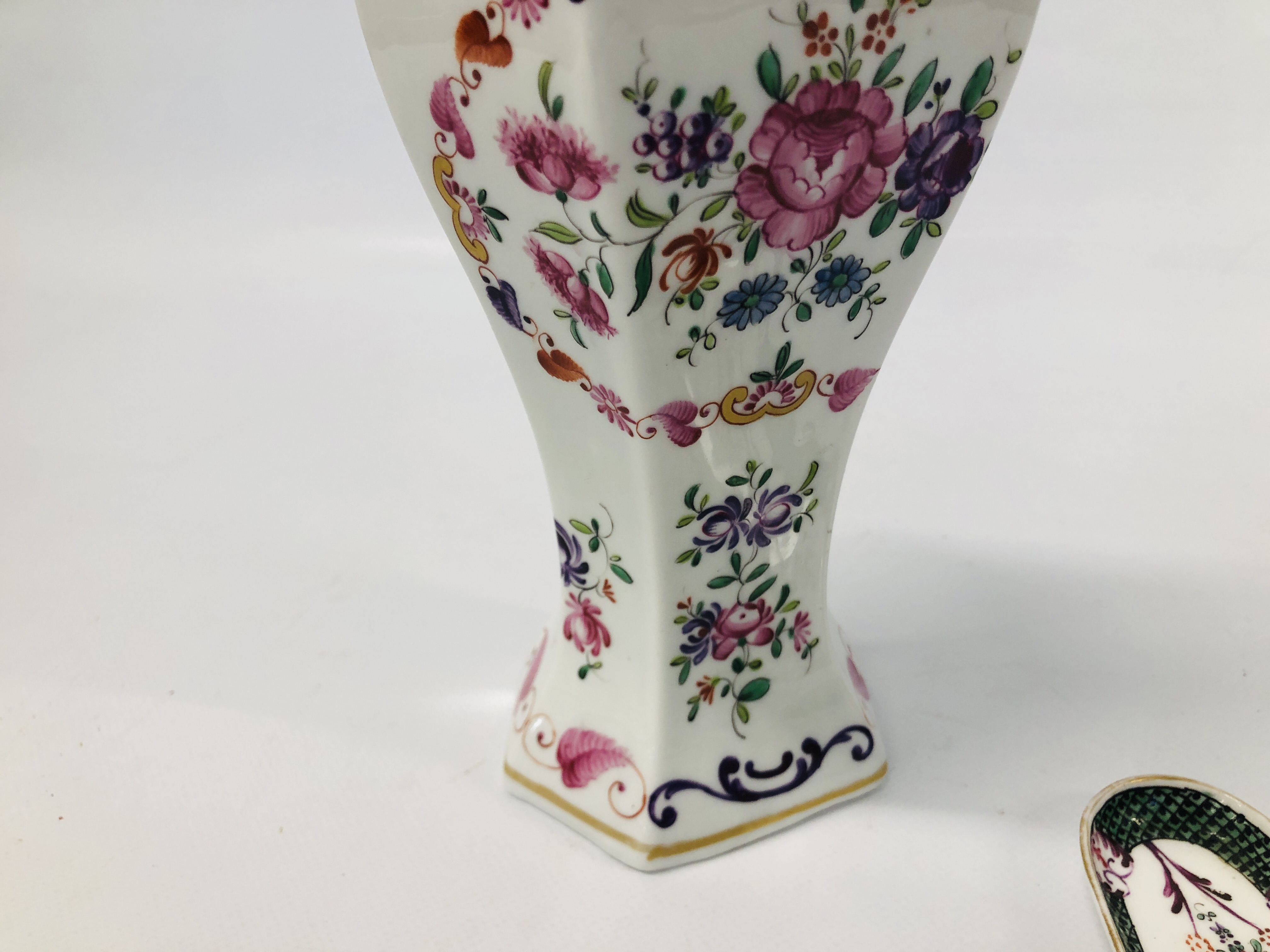 A MODERN CJINESE VASE OF HEXAGONAL BALUSTER FORM IN C18TH STYLE HEIGHT 26.5CM. - Image 5 of 11