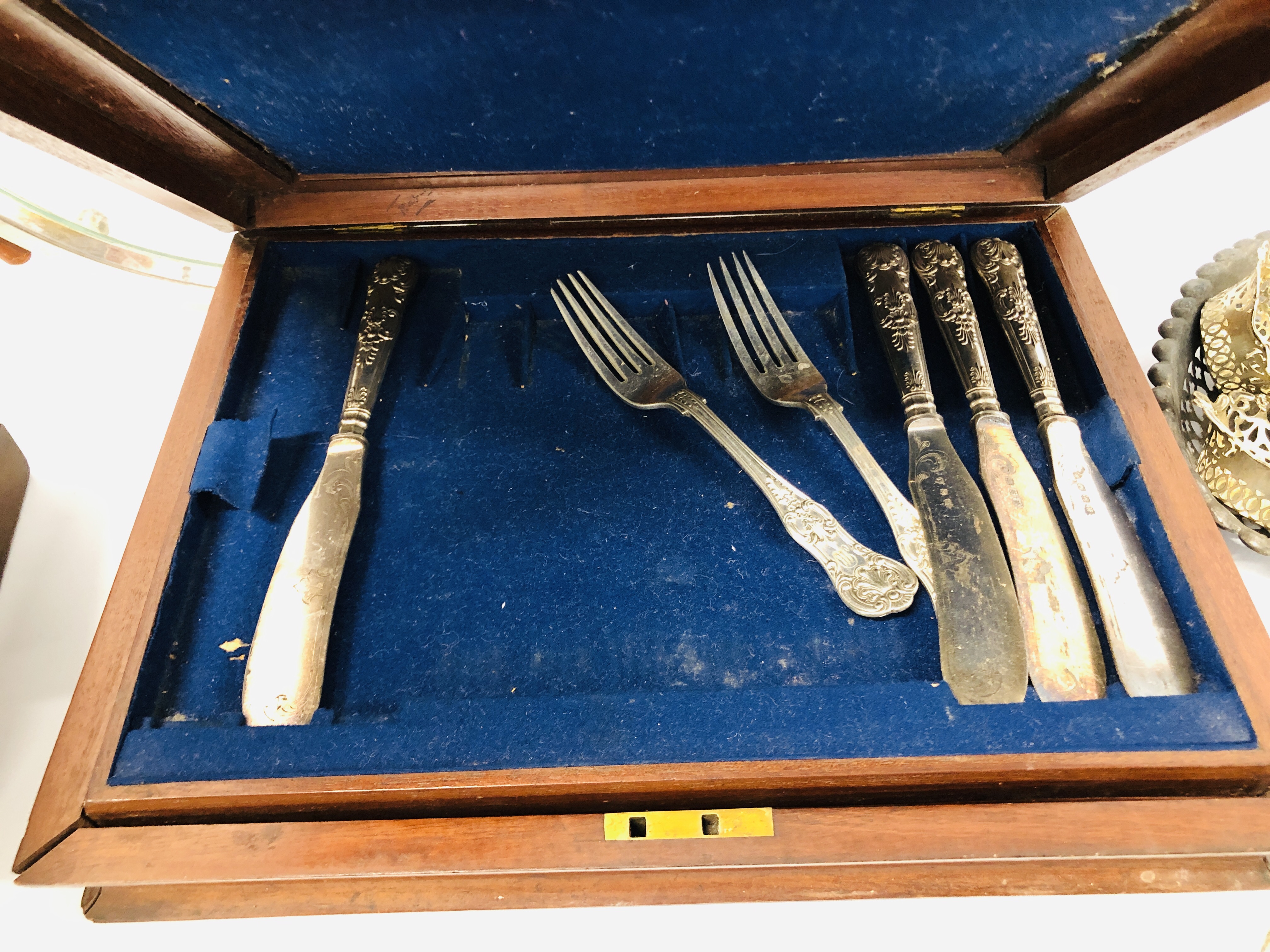 BOX OF ASSORTED COLLECTABLE PLATED WARE TO INCLUDE EGG CUPS, BOXED CUTLERY ALONG WITH CUTLERY BOXES, - Image 14 of 15