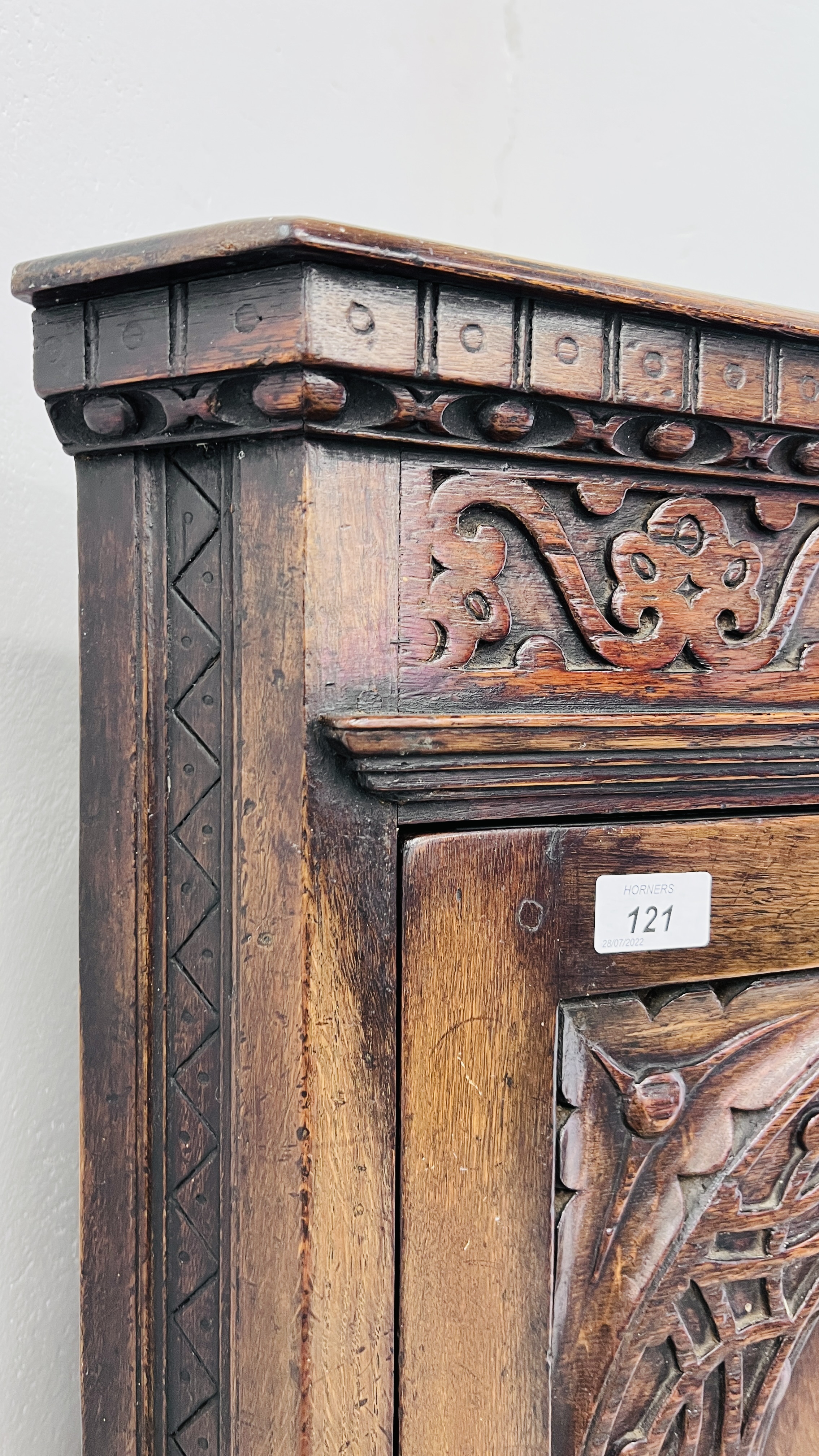 A REPRODUCTION OAK FLOOR STANDING TWO DOOR CORNER CABINET WITH SHELVED INTERIOR W 69CM H 161CM. - Image 8 of 11